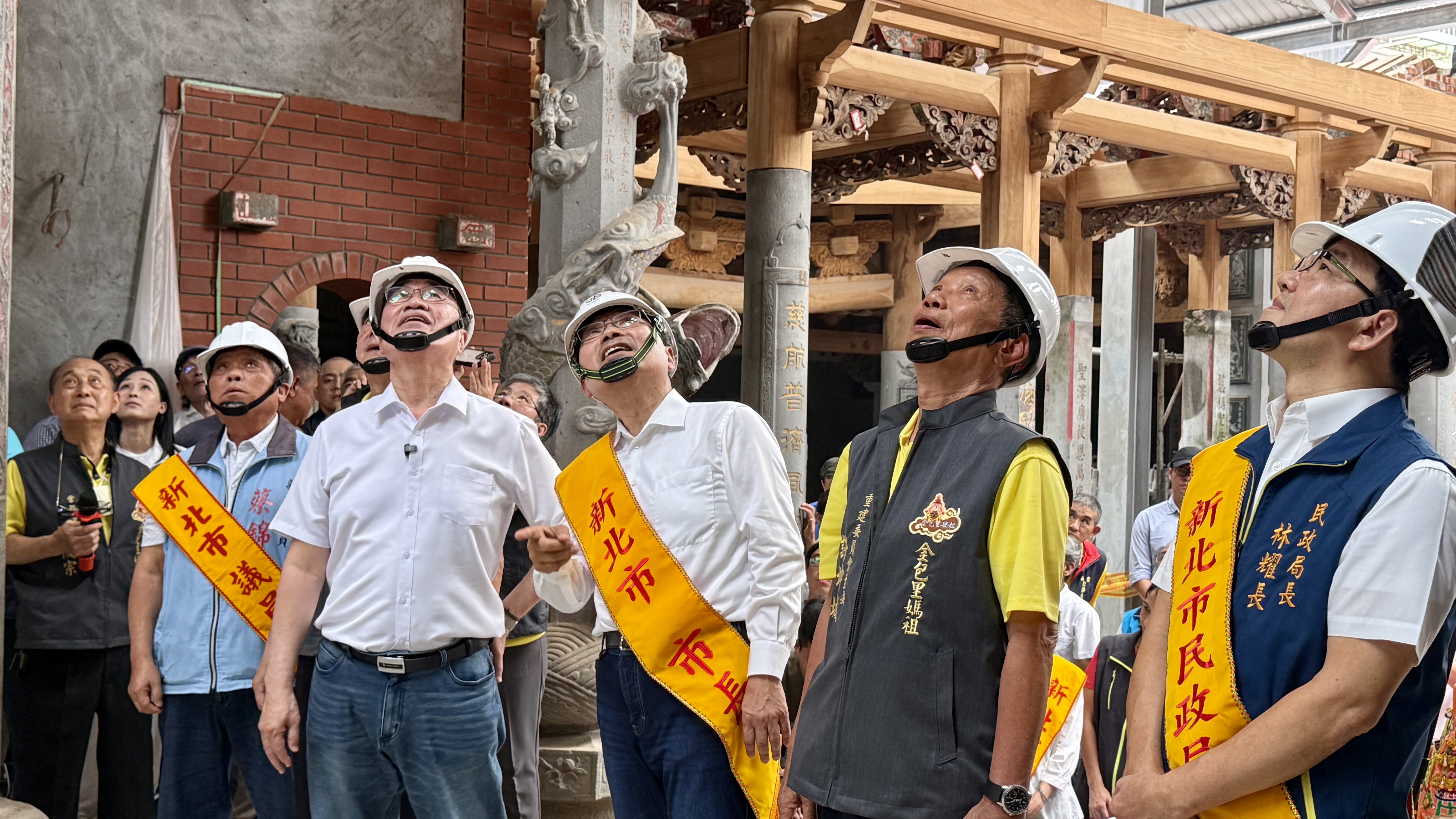 新北市市長侯友宜今(4)日前往金山區財團法人新北市金包里慈護宮參加歷史建築重組工程上梁大典，期重現歷史風華。