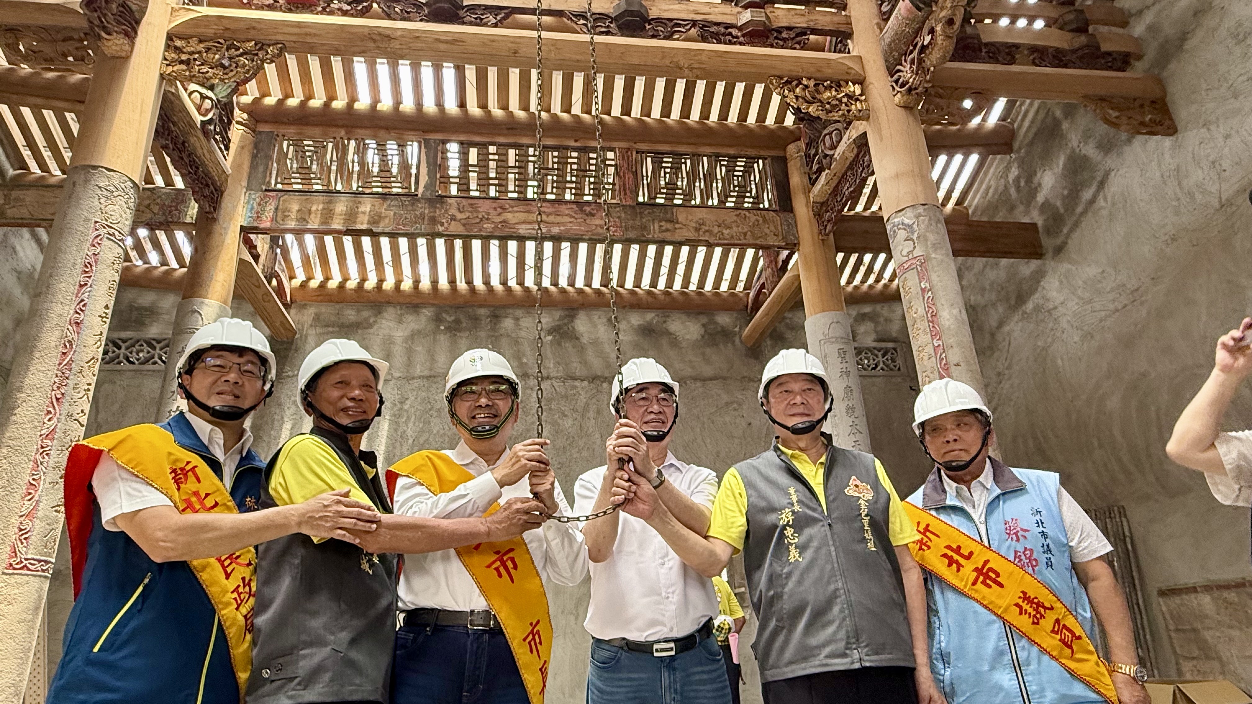 新北市市長侯友宜今(4)日前往金山區財團法人新北市金包里慈護宮參加歷史建築重組工程上梁大典。