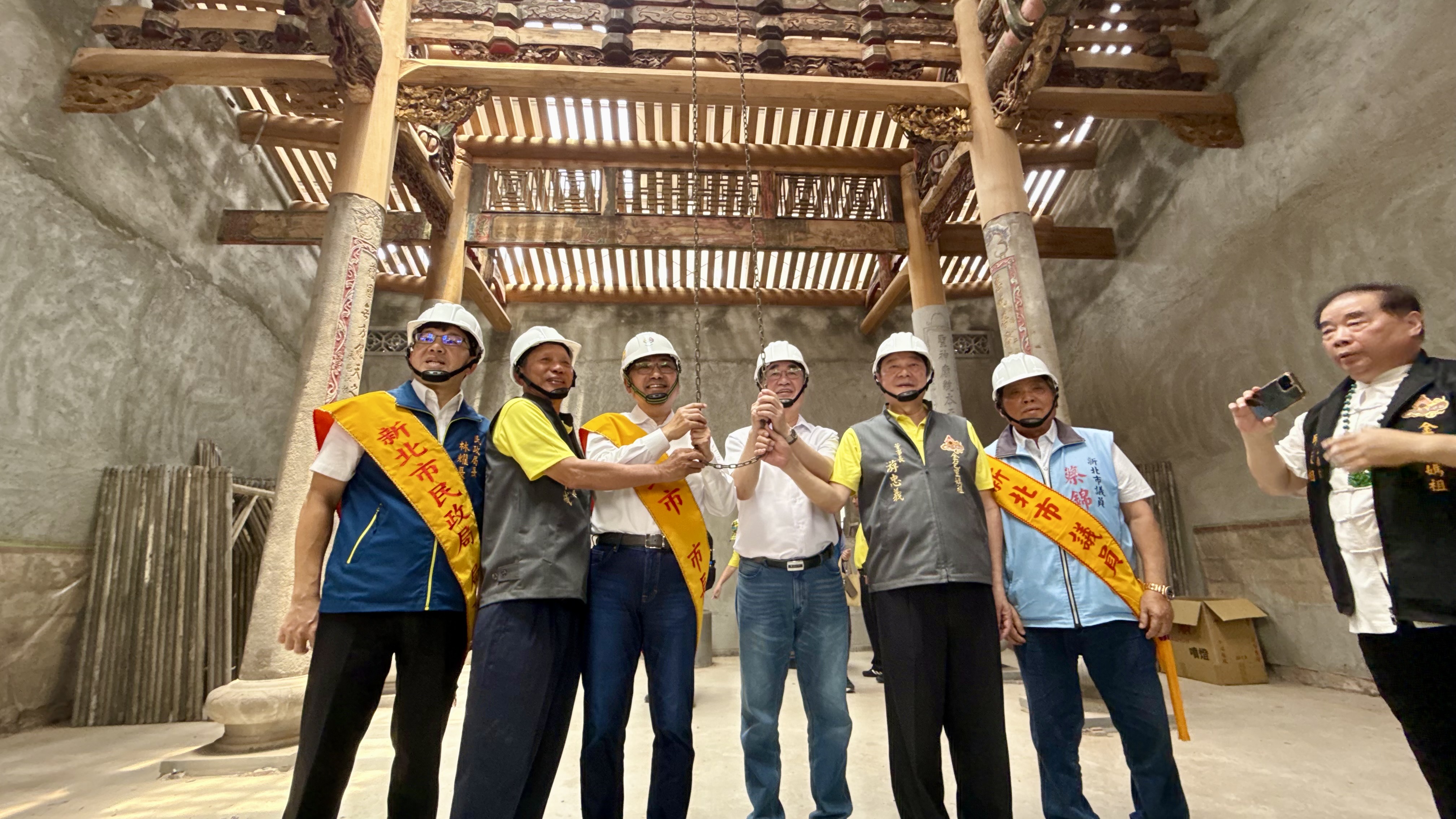 市長侯友宜今(4)日前往金山區財團法人新北市金包里慈護宮參加歷史建築重組工程上梁大典。
