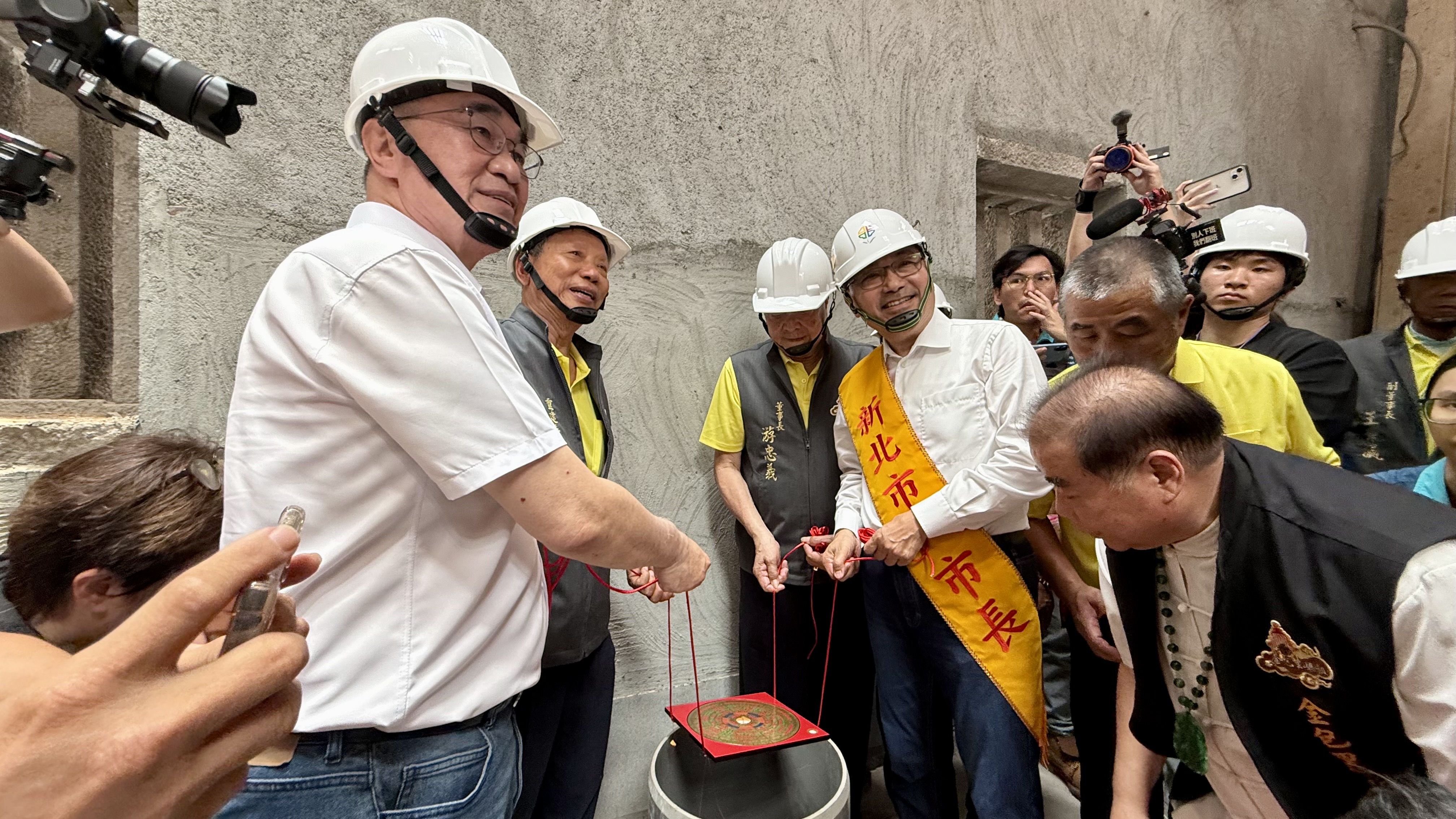 市長與慈護宮游忠義董事長等進行安八卦接地氣儀式。
