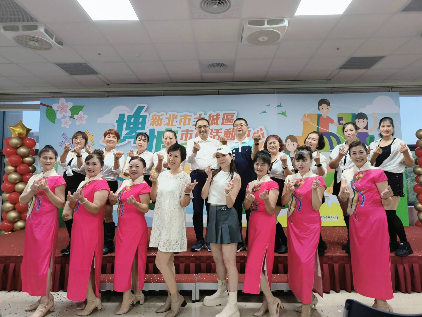 今（5）日土城區「埤塘市民活動中心」隆重舉行啟用典禮，開場邀請到埤塘里在地舞蹈班的媽媽們，帶來充滿活力與自信的精彩舞蹈，展現地方滿滿熱情。