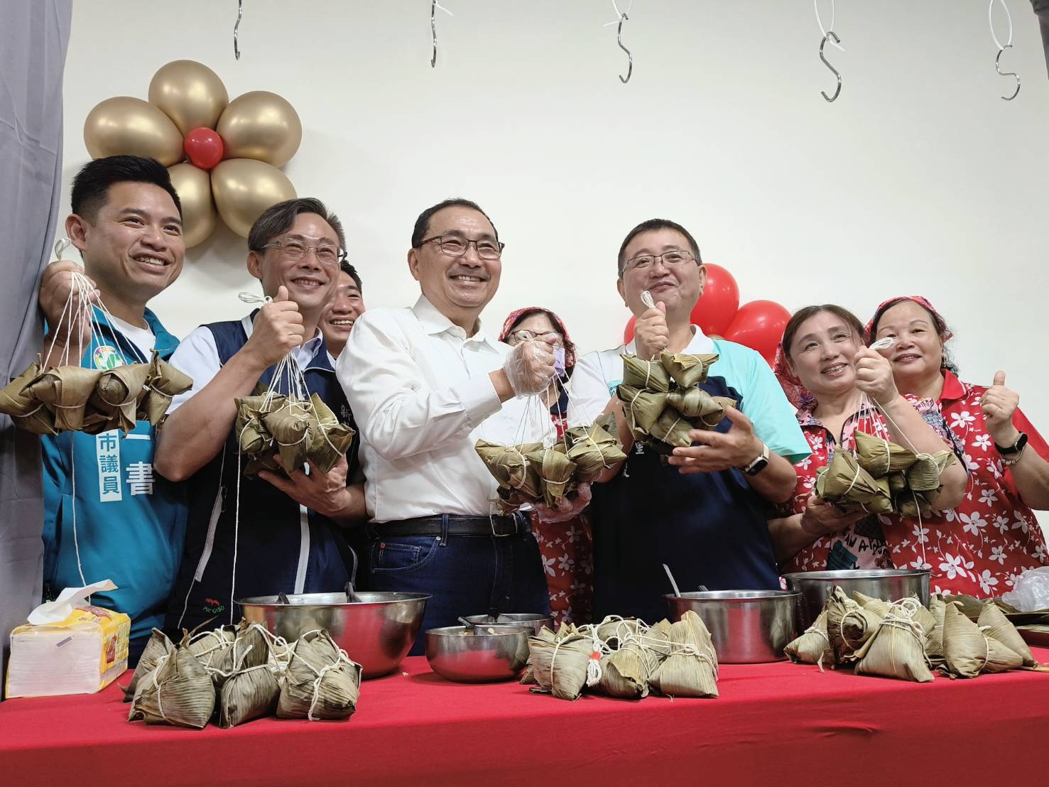 新北市長侯友宜與現場市民一同參與「包粽連結－百粽一心，幸福串聯」活動。