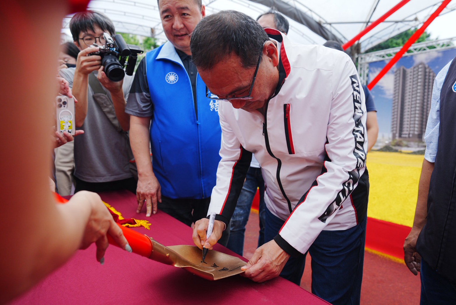 侯友宜市長簽金鏟祝福工程順利圓滿。