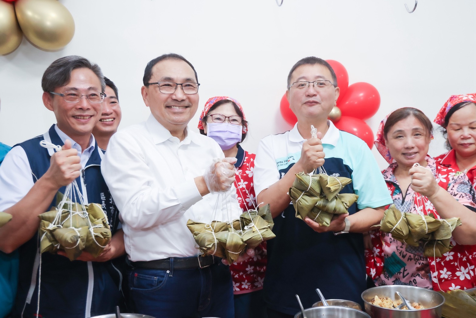 端午節將至，侯友宜特別與現場市民共同包粽，增進鄰里情感交流。
