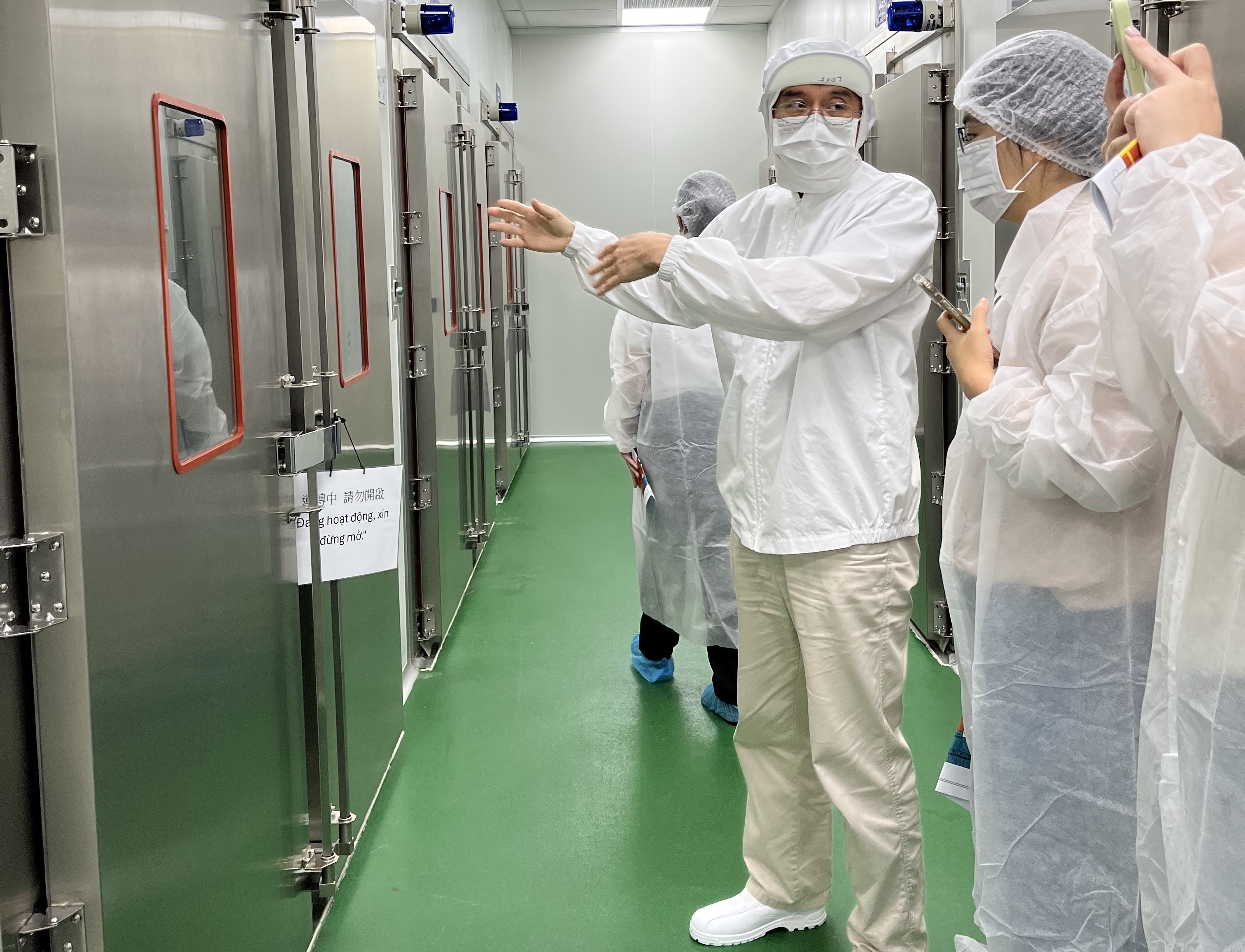  動保處前往工廠訪視製造流程