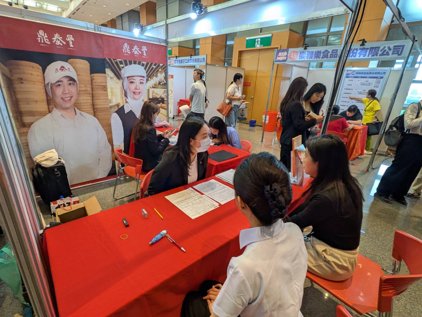 企業大陣仗求才