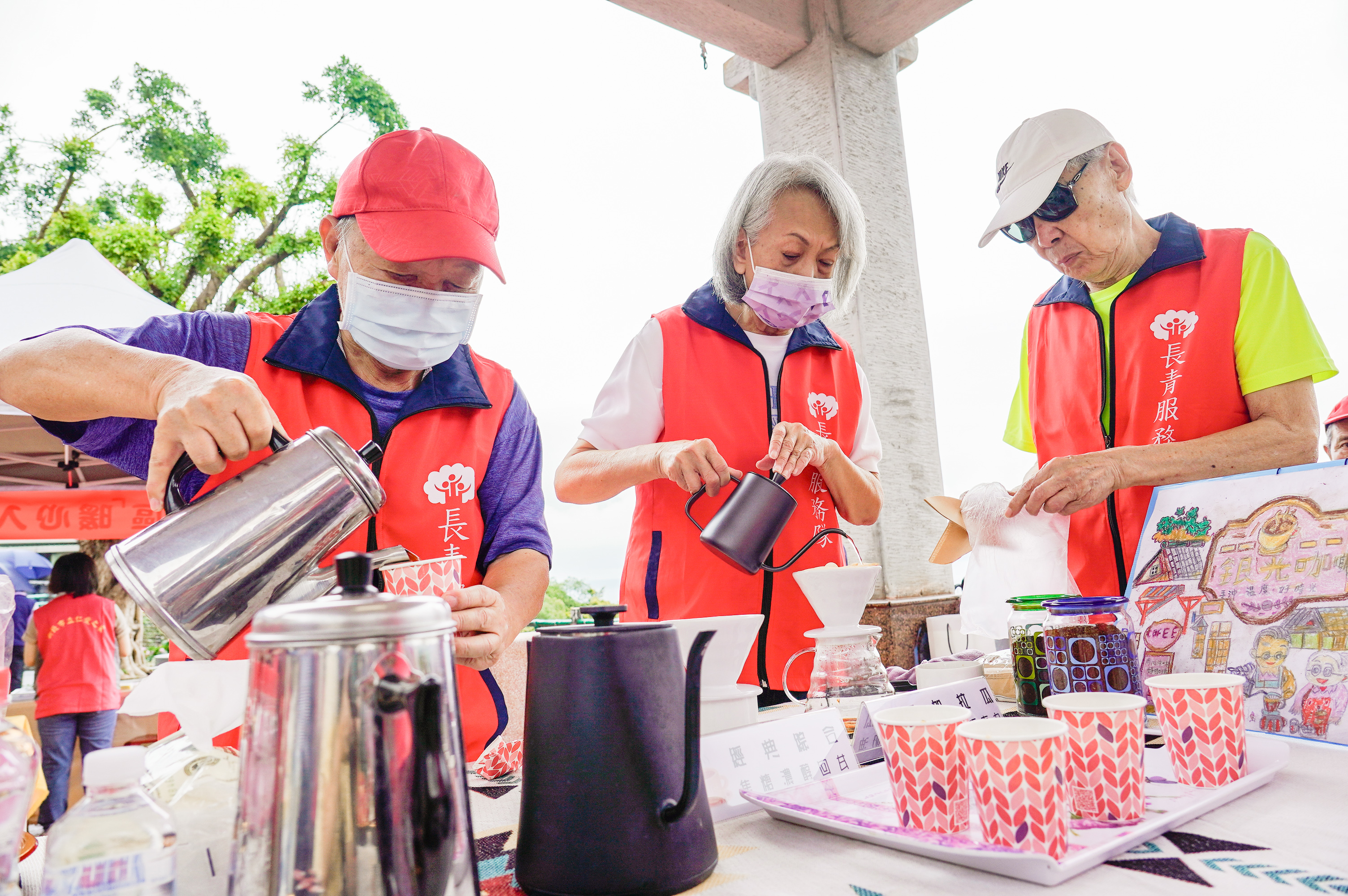由安養區住民組成的「長青服務隊」親手現泡香醇咖啡。