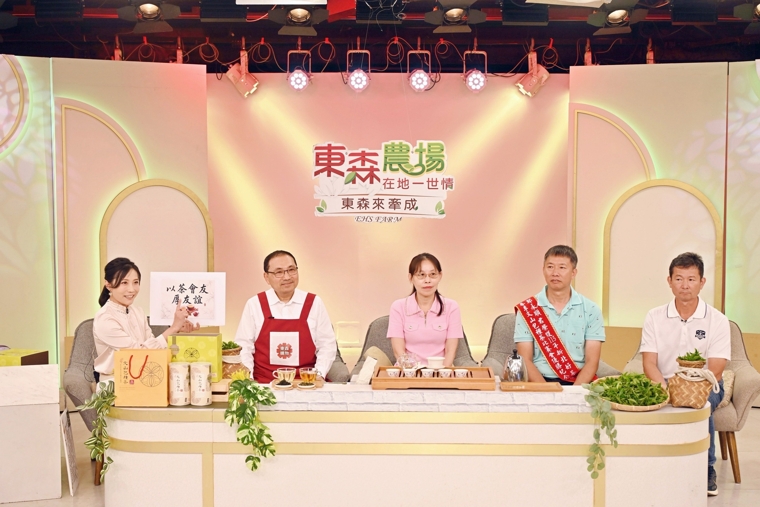 新北市為北臺灣最大茶產區，水質好、空氣好，更具備豐富的生態多樣性。在優質環境孕育下，新北茶農在全國製茶技術競賽已累積13座冠軍，高居全國第一。