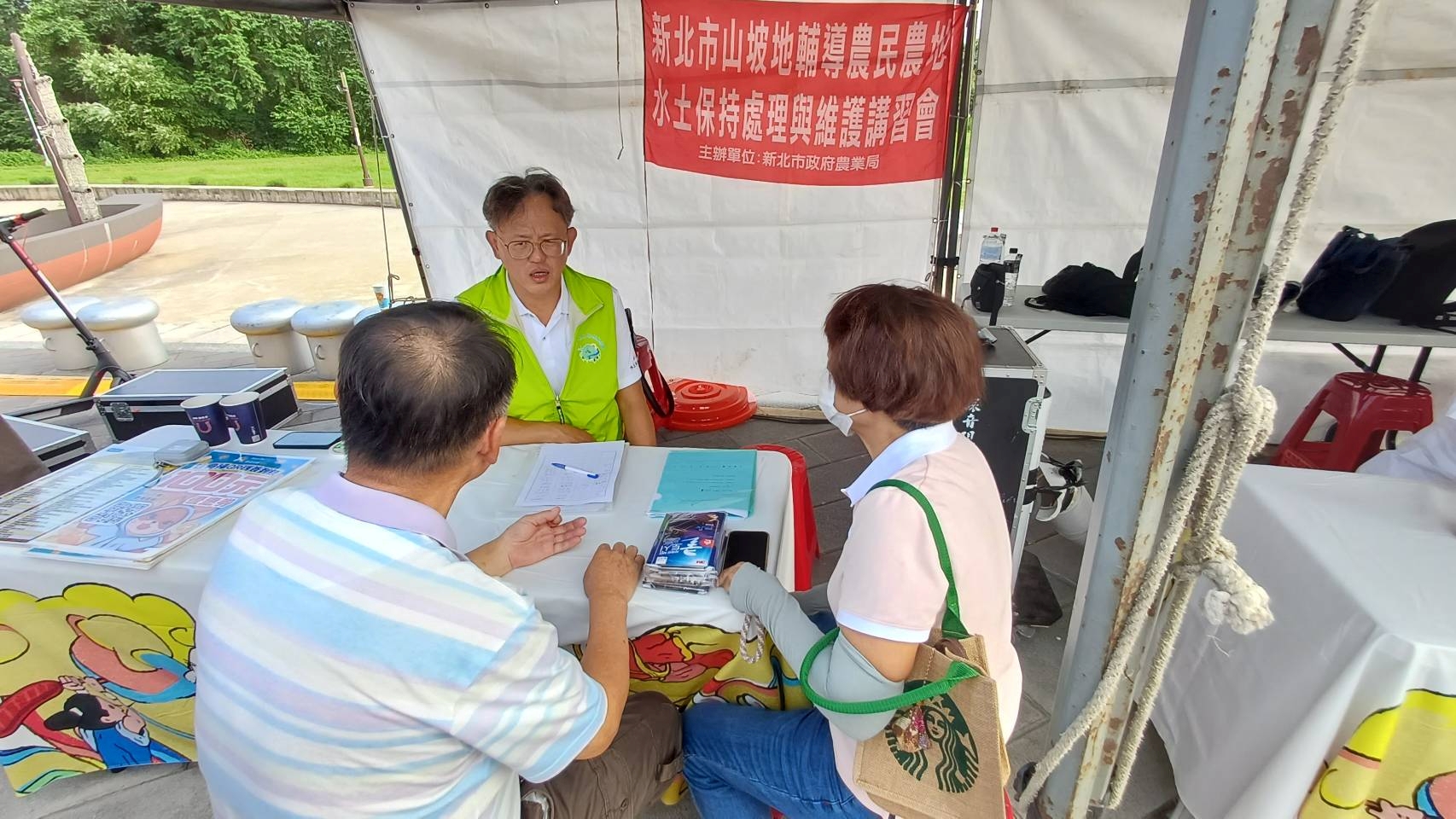 新北市水土保持專車巡迴服務，蘇育瑞團長熱心回答，為民眾解決疑慮