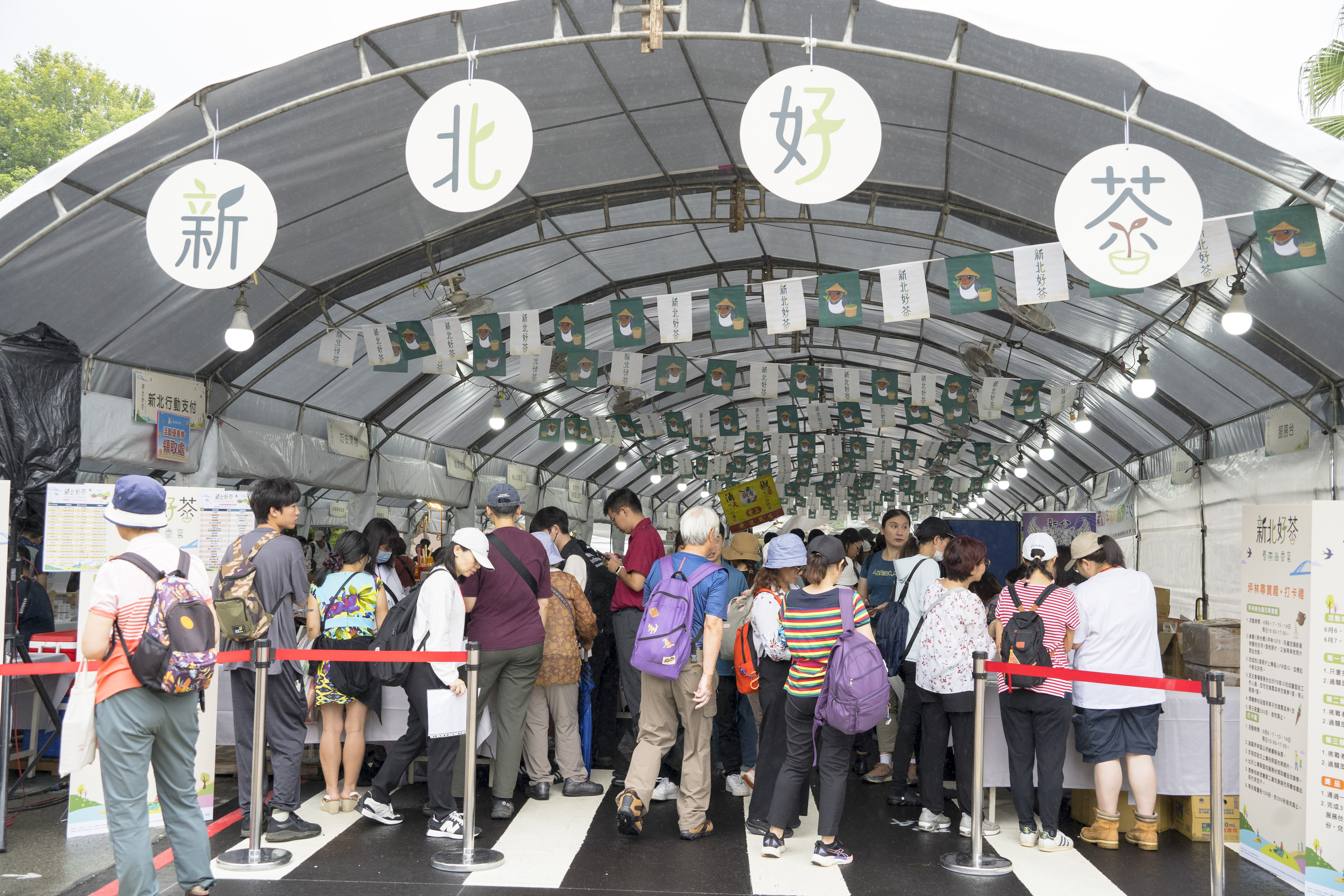 現場結合了超過60攤以上的好茶、美食、文創展售，吸引許多民眾前往參加