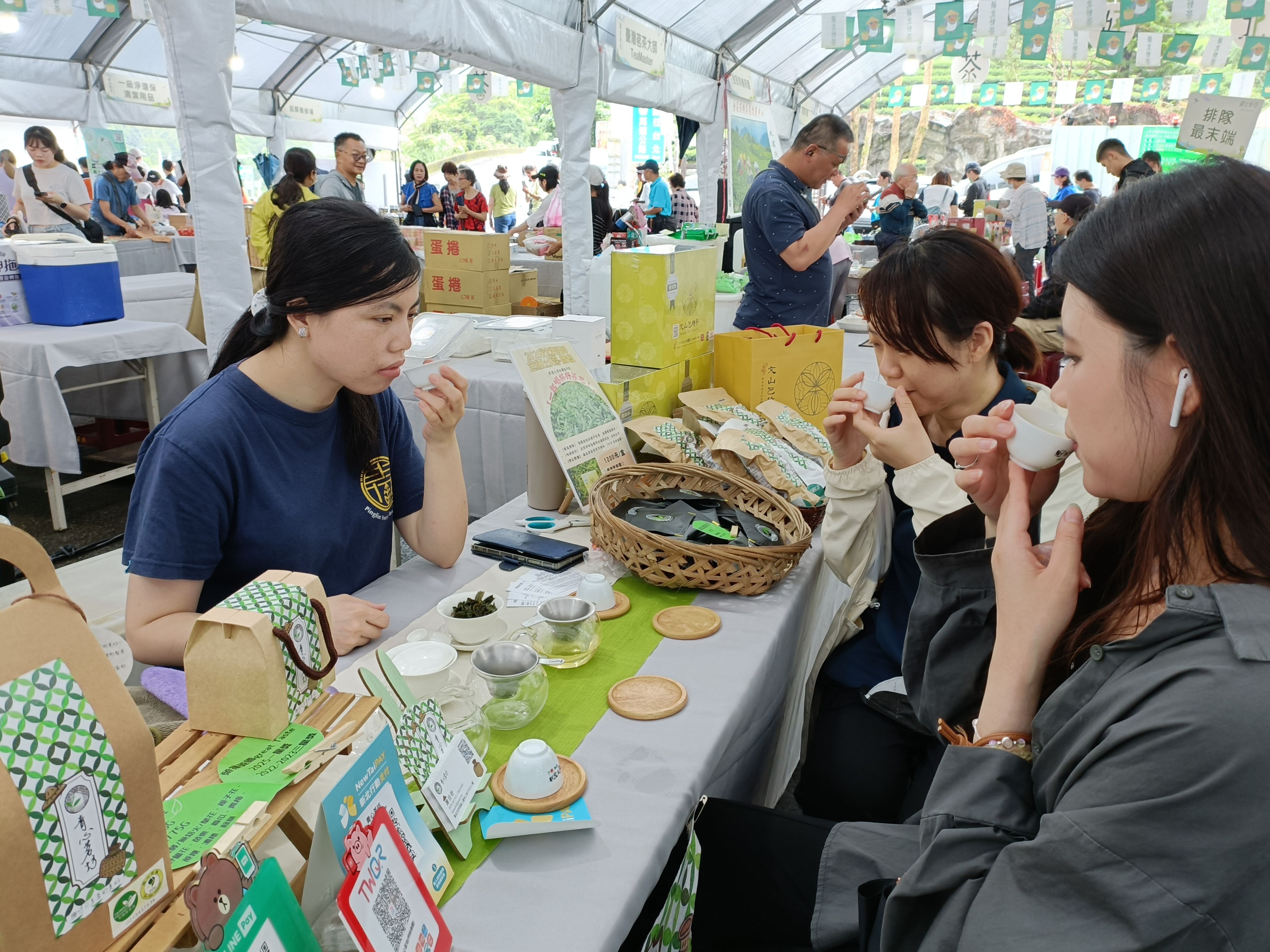 現場展售提供各種茶品品嚐