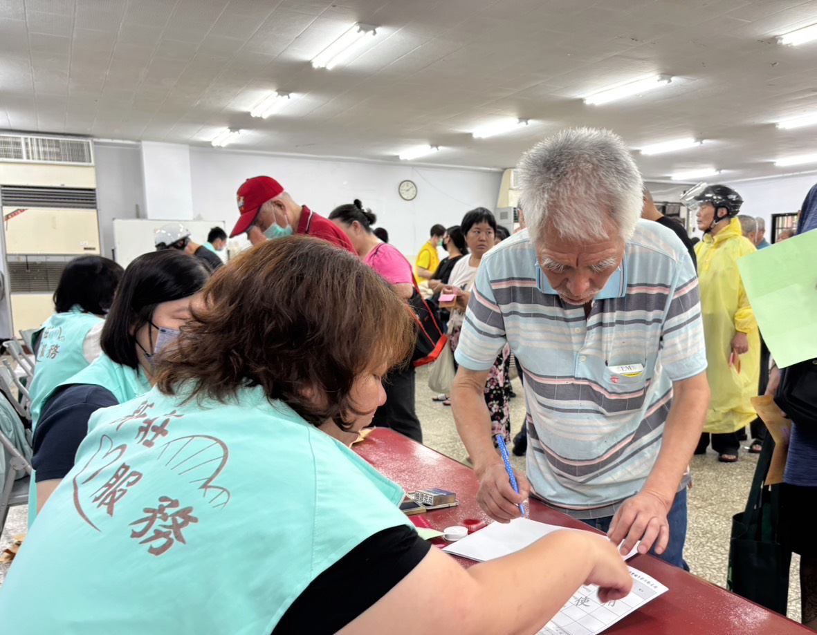 新莊區公所同仁查驗民眾身分