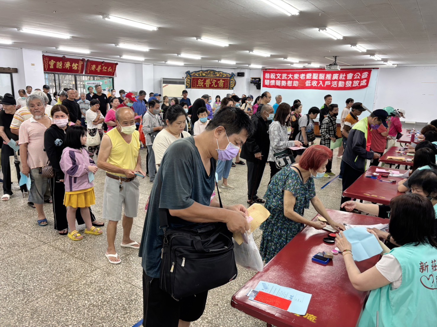 公所同仁協助查驗民眾身分