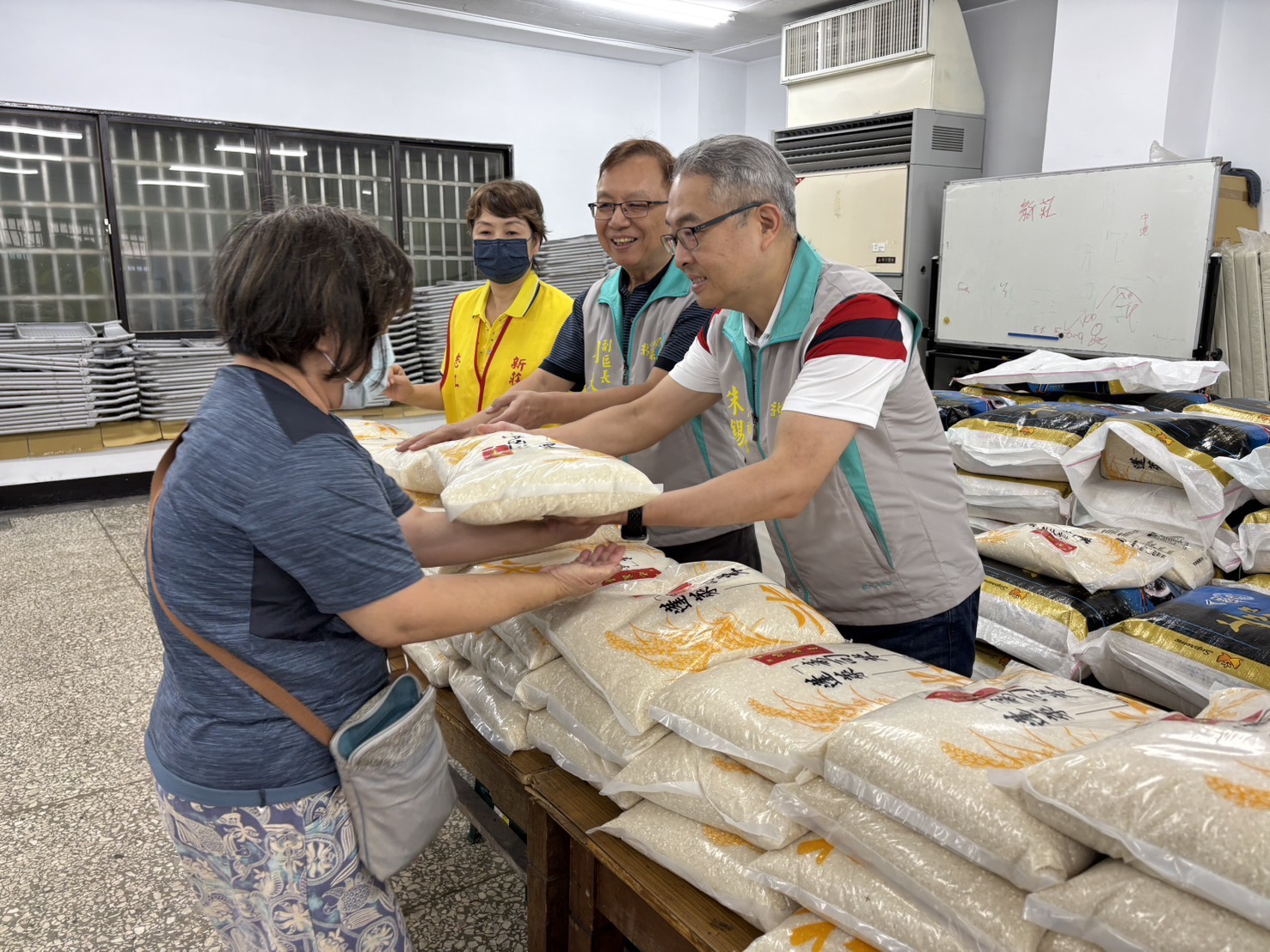 劉天從副區長及朱錫良主任秘書協助發放白米
