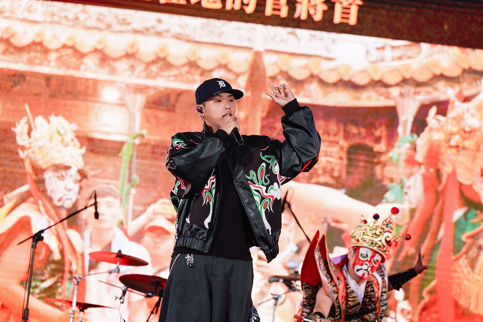HowZ為活動創作全新單曲《三步贊》，節奏鮮明的饒舌，結合鐵四帝文化藝術創意團隊的傳統藝陣展演，呈現新莊獨特的民俗文化意象。