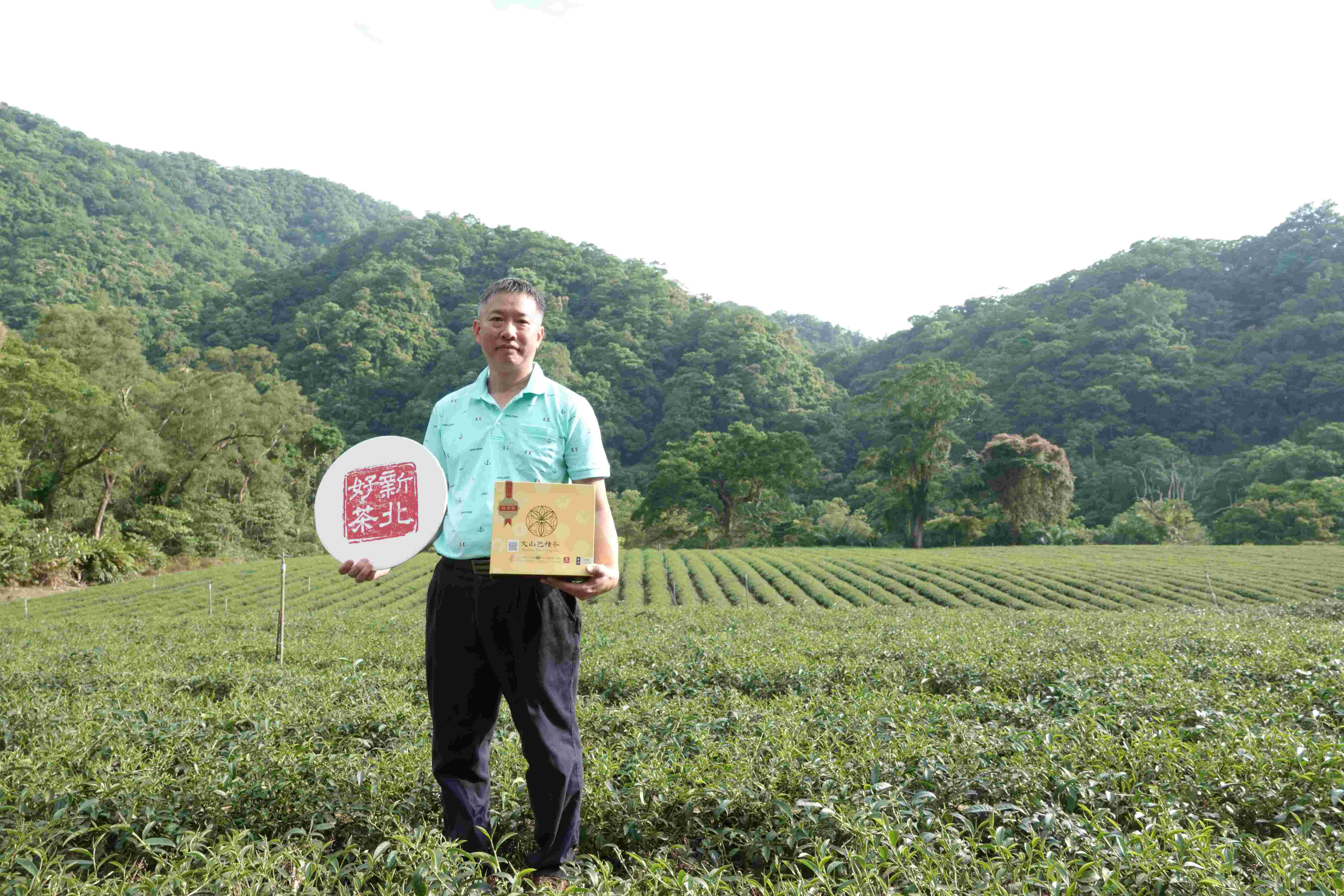 製茶第三代的鄭永順擅長運用茶葉拼配技術，完美展現包種茶兼具花香與清甜感的特色風味，時隔3年再度問鼎茶王