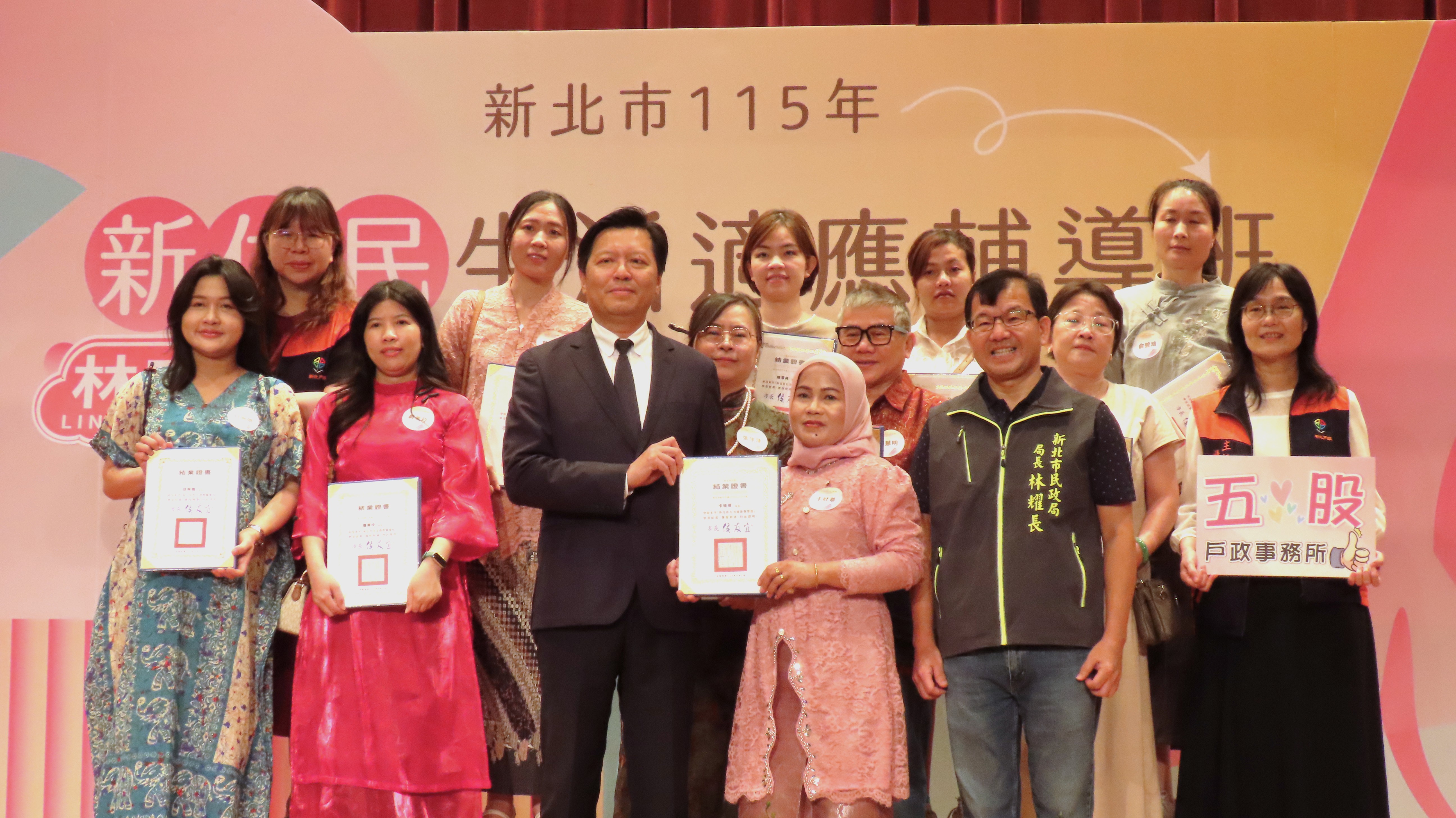 結業典禮由朱副市長頒發證書並與學員合影。