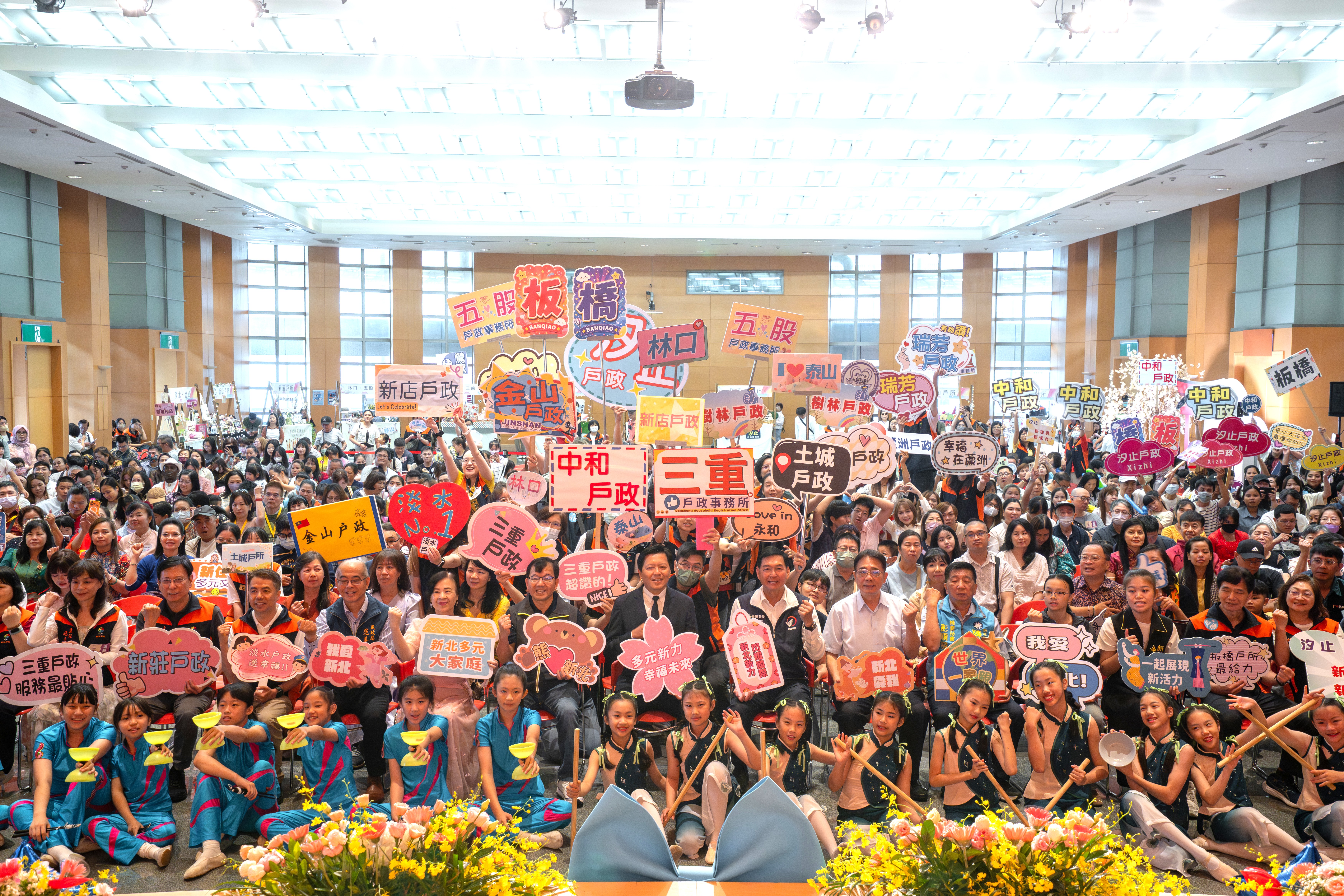 新北市政府今（7）日舉行115年新住民生活適應輔導班聯合結業典禮，副市長朱惕之（前排中）與來自各國的學員及親友近500人齊聚一堂，展現新北多元共融的溫暖力量。