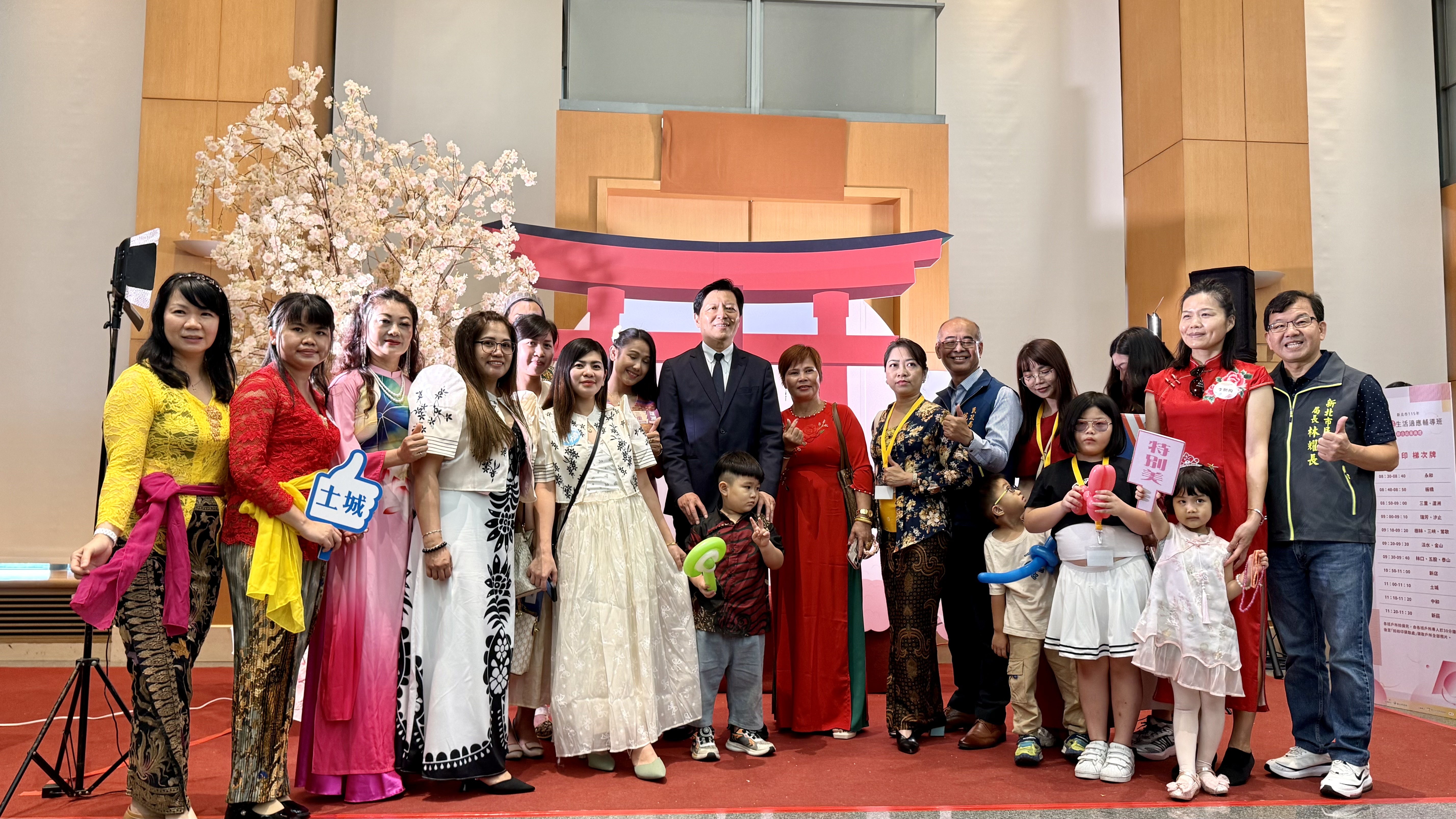 聯合結業典禮現場熱鬧非凡，許多新住民學員特別穿上各國傳統服飾與家人闔家出席，在充滿異國風行的鳥居佈置前合影。