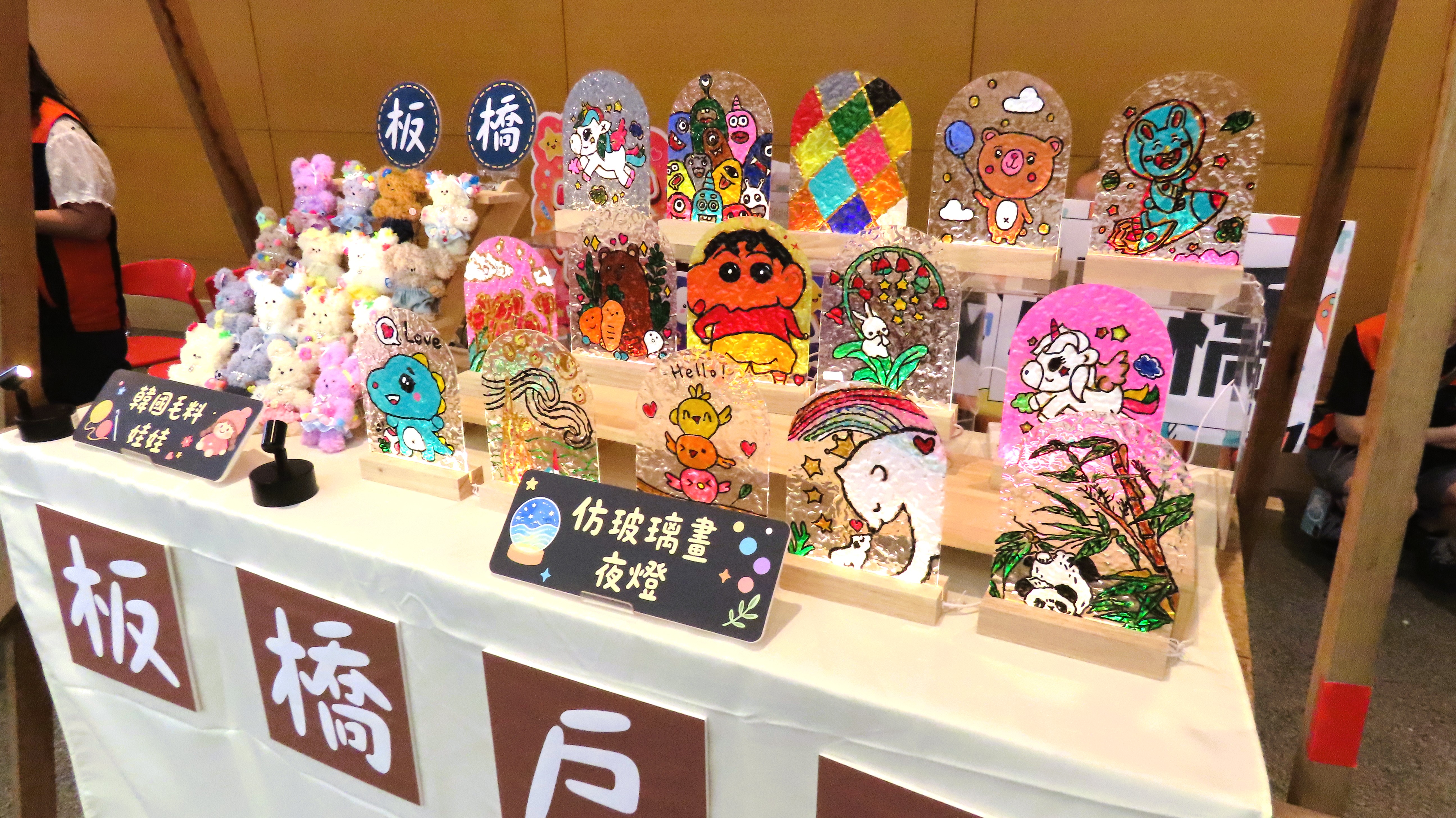 現場同時展示學員們韓國毛料娃娃、馬來西亞陀螺彩繪及土耳其馬賽克燈飾等各國特色手作作品。