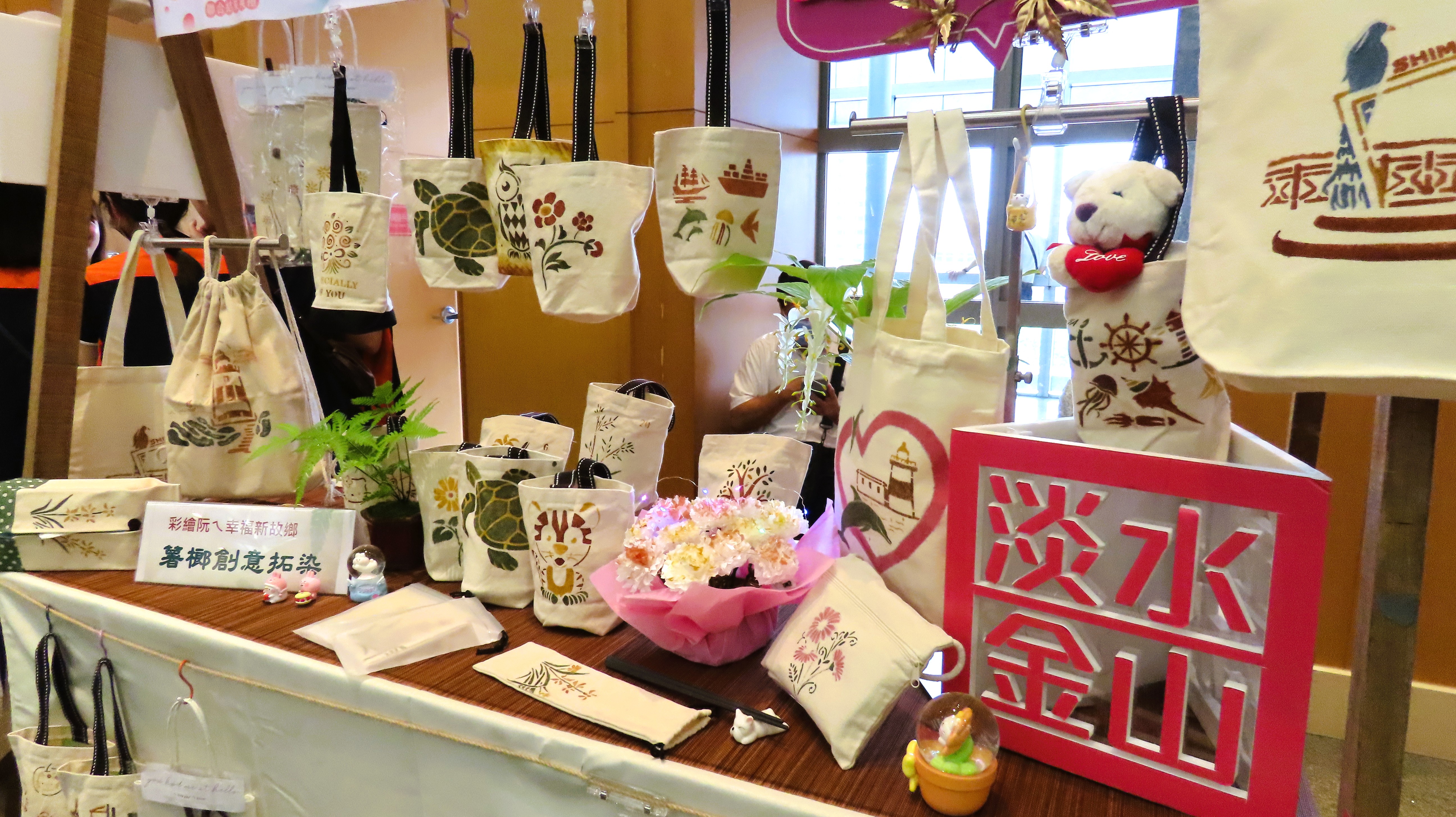 現場亦展示學員們韓國毛料娃娃、馬來西亞陀螺彩繪及土耳其馬賽克燈飾等各國特色手作作品。