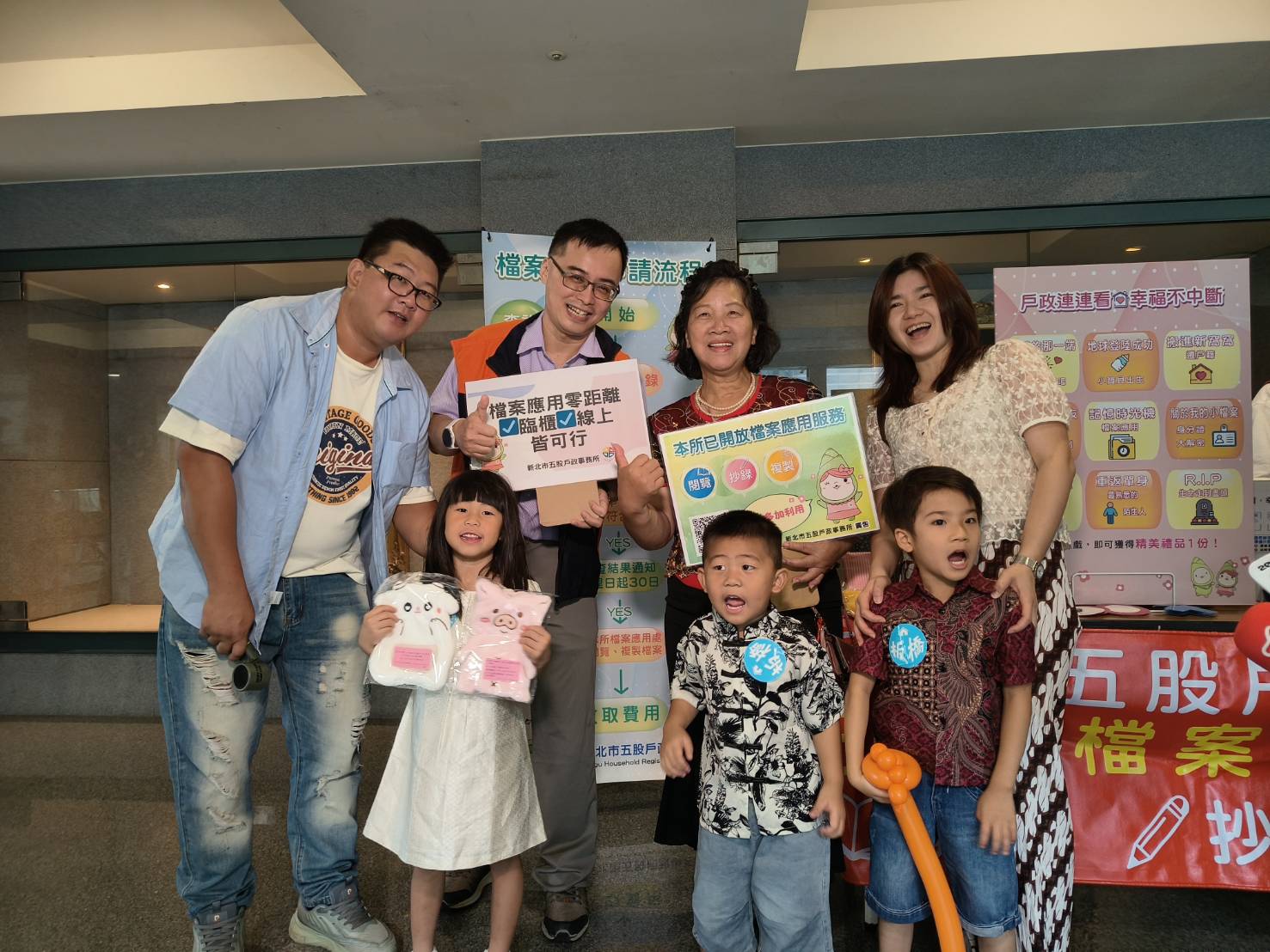 新北市五股戶政事務所於新住民聯合結業典禮設置「戶政連連看」九宮格遊戲專區，吸引眾多新住民朋友熱烈參與，透過寓教於樂的方式輕鬆學習戶政與檔案應用常識。