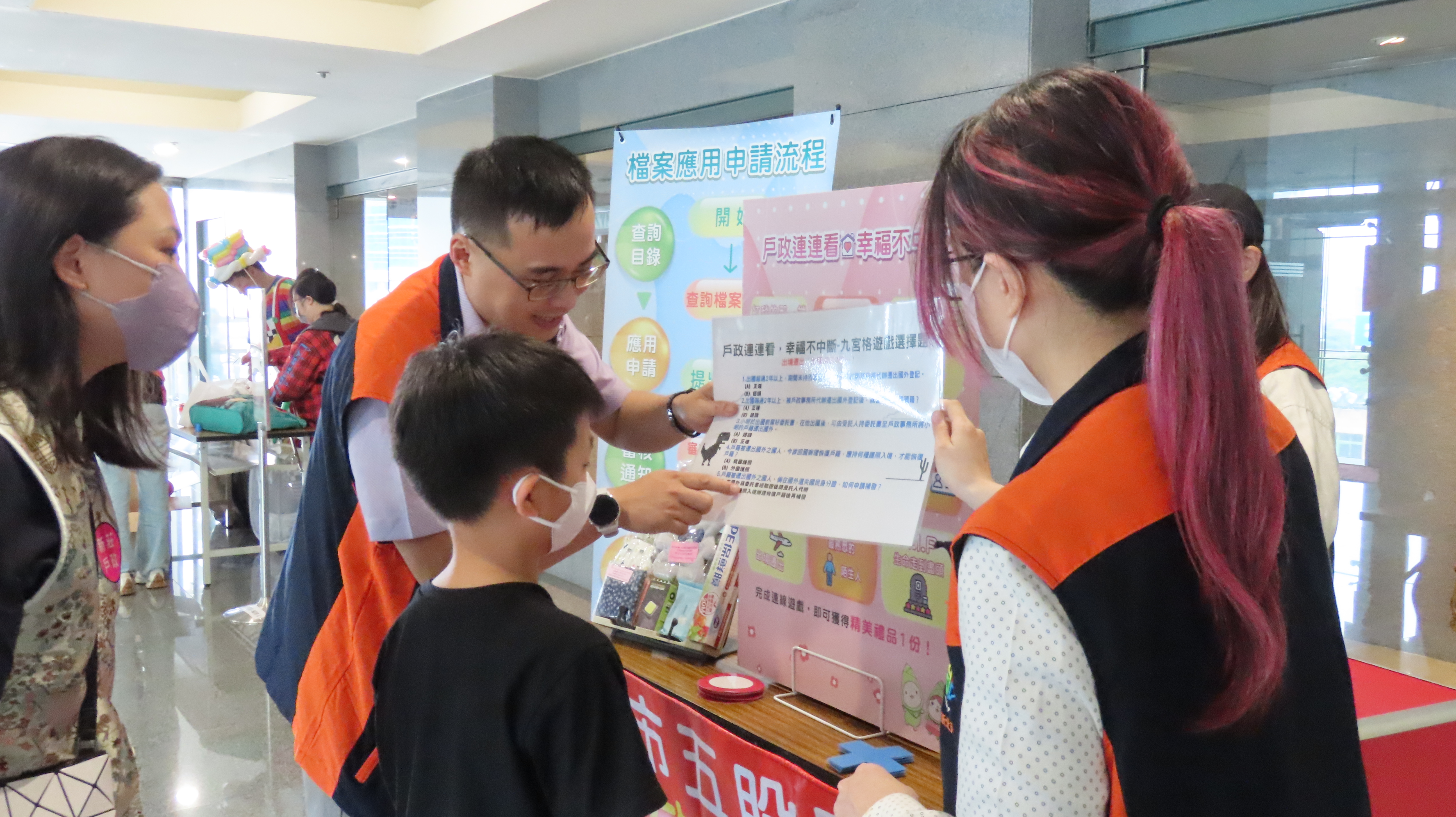五股戶政事務所於新住民聯合結業典禮設置「戶政連連看」九宮格遊戲專區，吸引眾多新住民朋友熱烈參與，透過寓教於樂的方式輕鬆學習戶政與檔案應用常識。