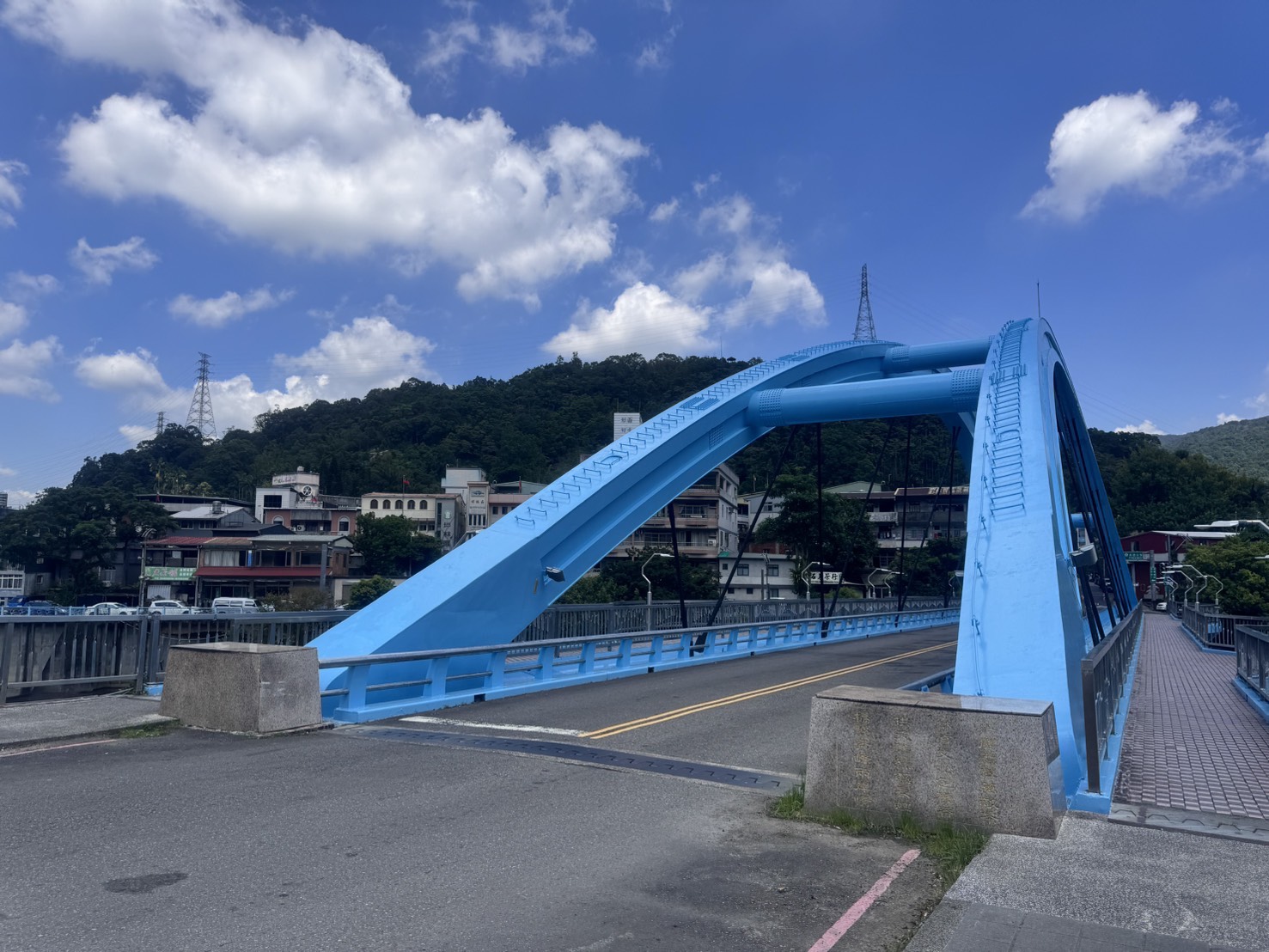 養工處分階段辦理坪林拱橋防蝕塗裝改善工程，橋梁上部結構油漆工程已於114年完成。