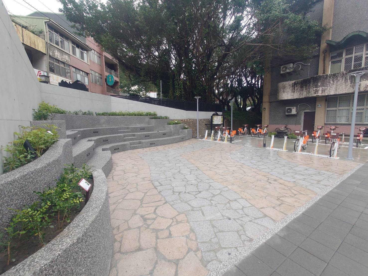 拆除隊拆除並活化坪林消防分隊舊址，融入茶園梯田意象設置休憩階梯、YouBike 2.0E電輔車租借站，成為都市轉角新亮點。