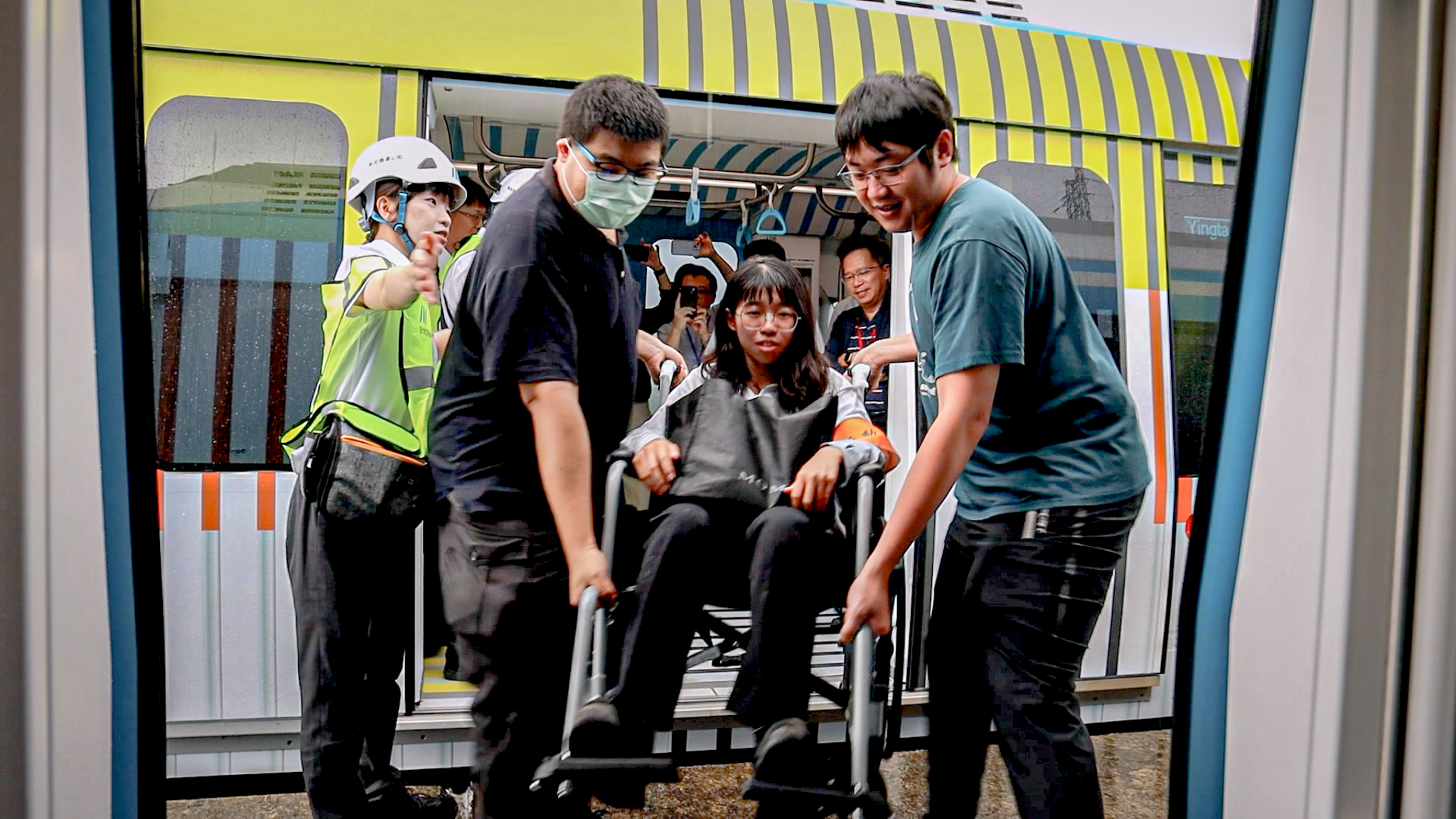 模擬協助乘客移至救援車