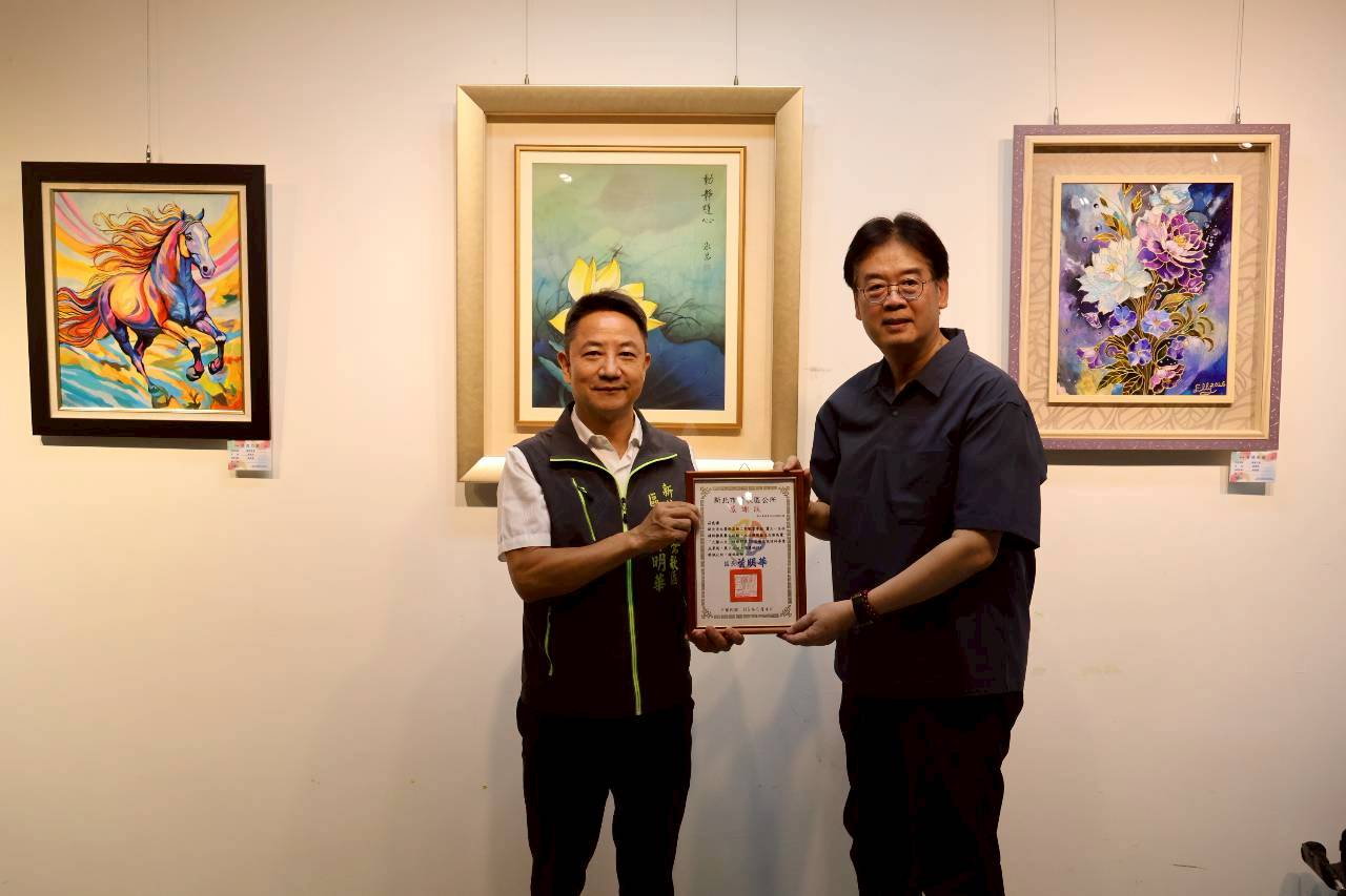 頒發感謝狀予指導老師，感謝其用心指導與支持。