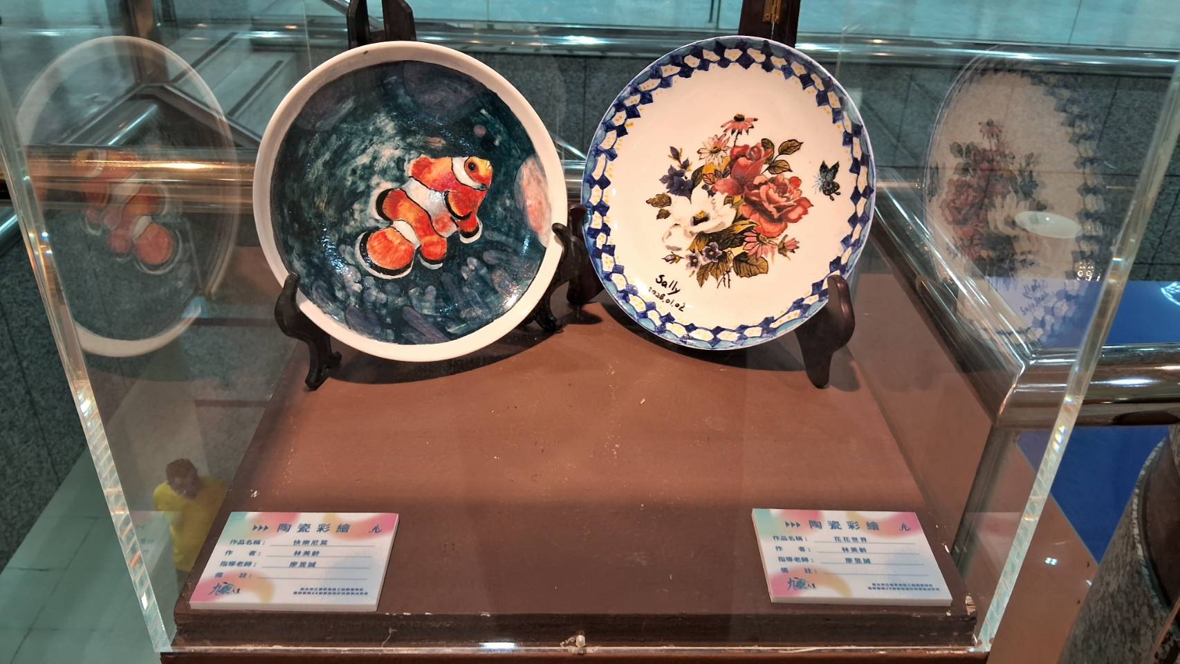 鶯歌區公所2樓展示陶瓷彩繪作品