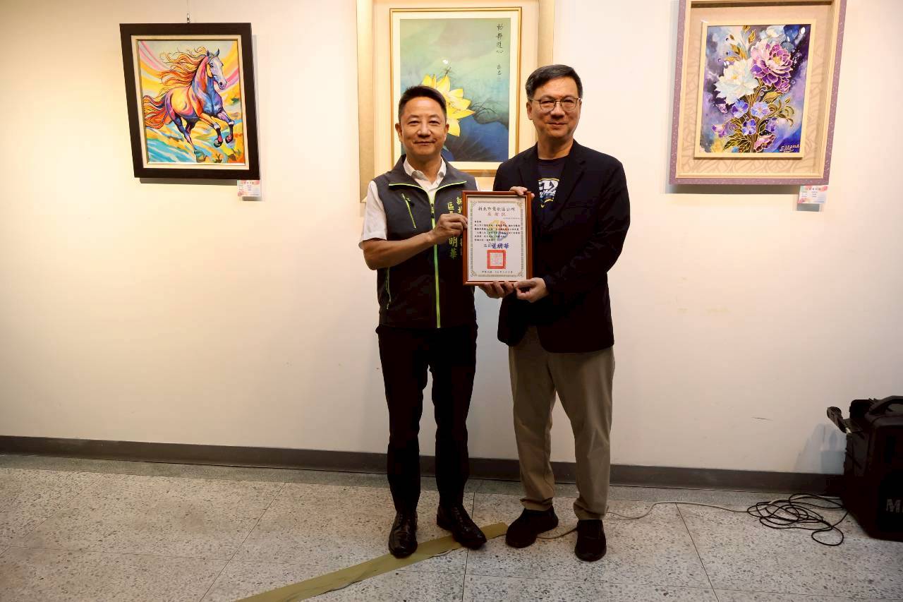 致贈感謝狀予校長，以表達對學校支持本次活動的謝忱。