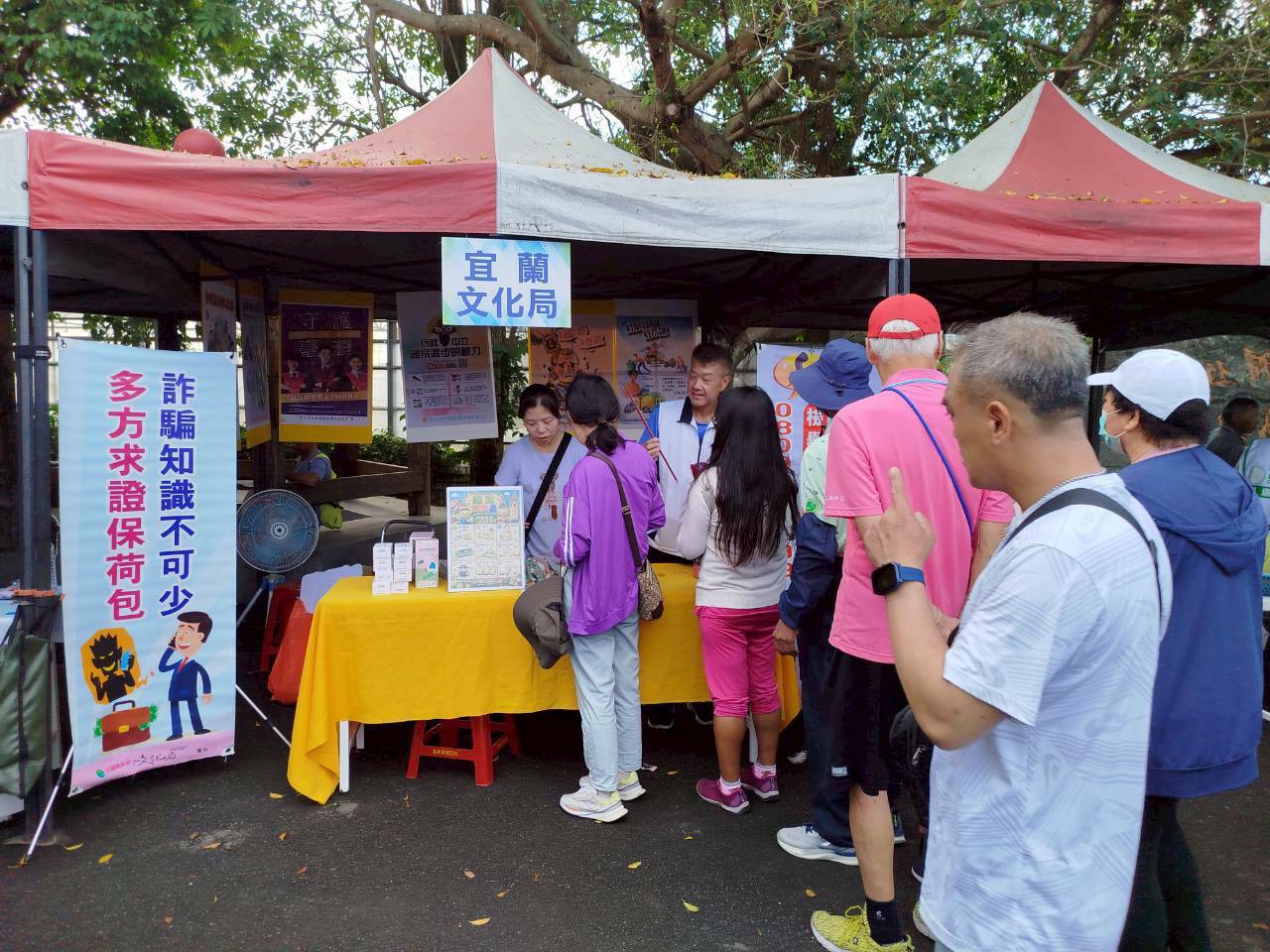  為了提升民眾對廉政法治的認知，新北環保局在活動現場將生硬冰冷的法律規章，轉化為貼近日常生活的趣味互動