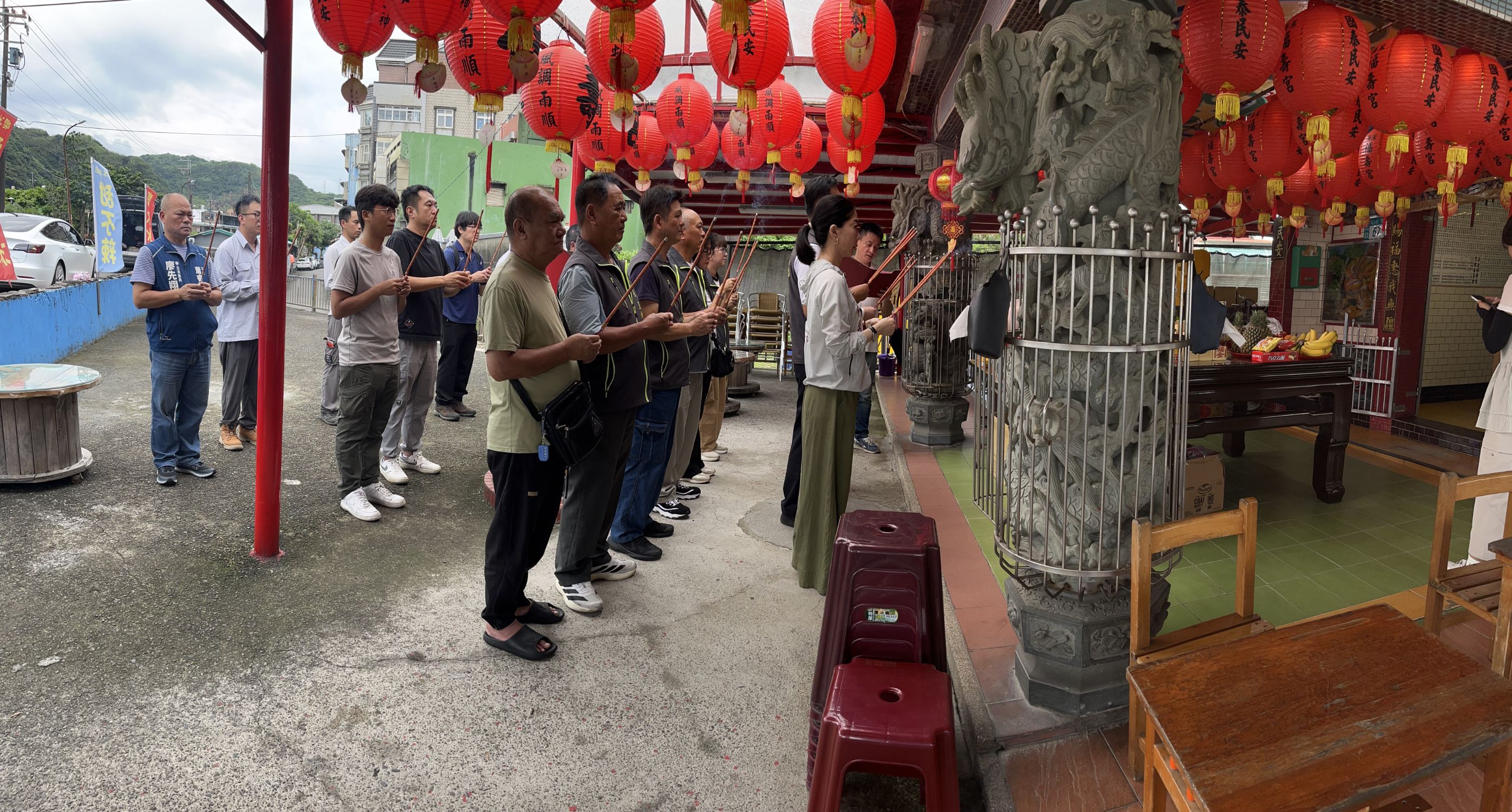 全體施工團隊於開工祈福典禮中共同上香祈福，祈求工程平安順利、圓滿完成