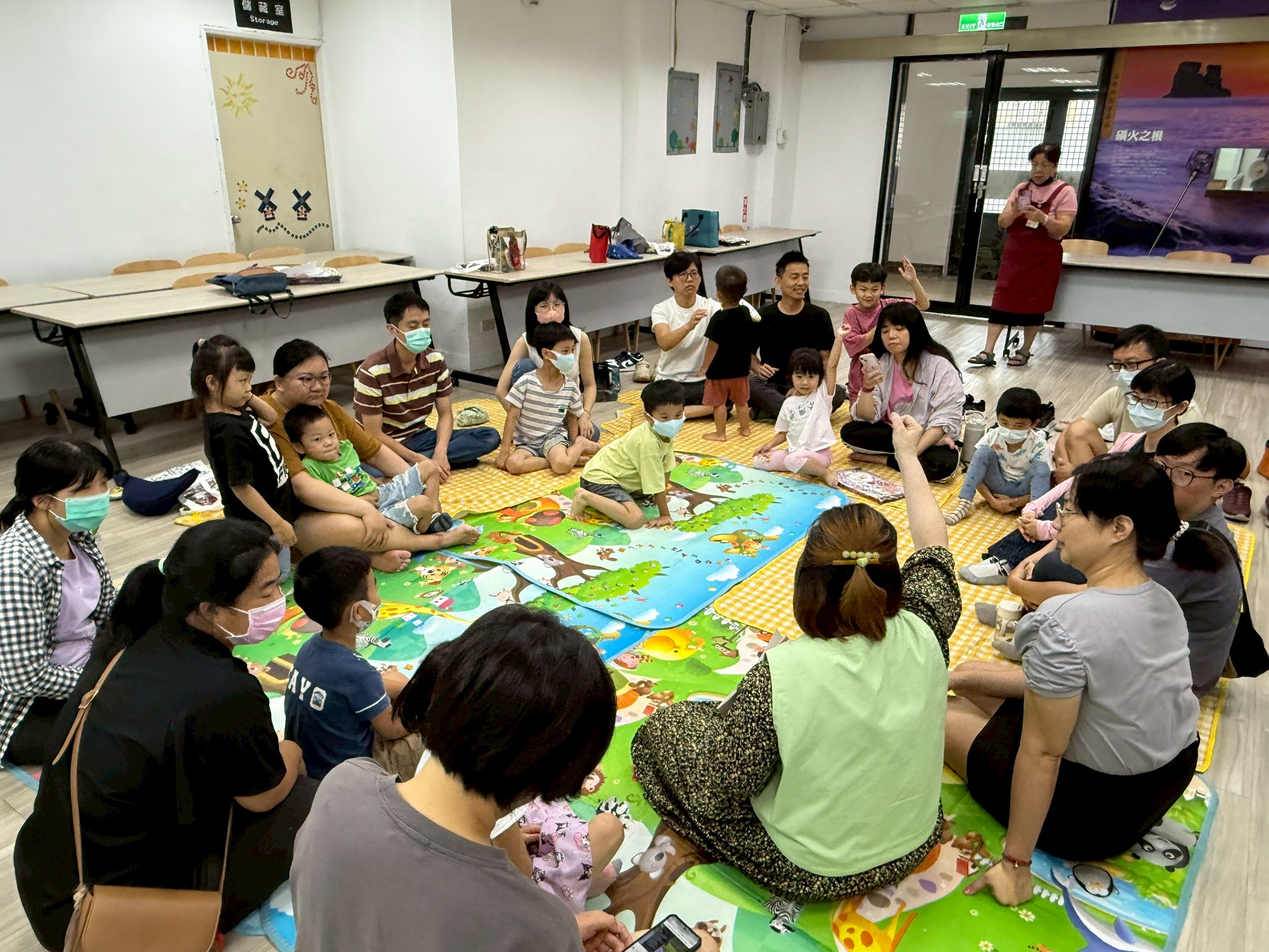  新北市第一區早期療育社區資源中心在金山圖書分館舉辦「情緒小怪獸」親子共讀活動，吸引家長帶孩子參加。