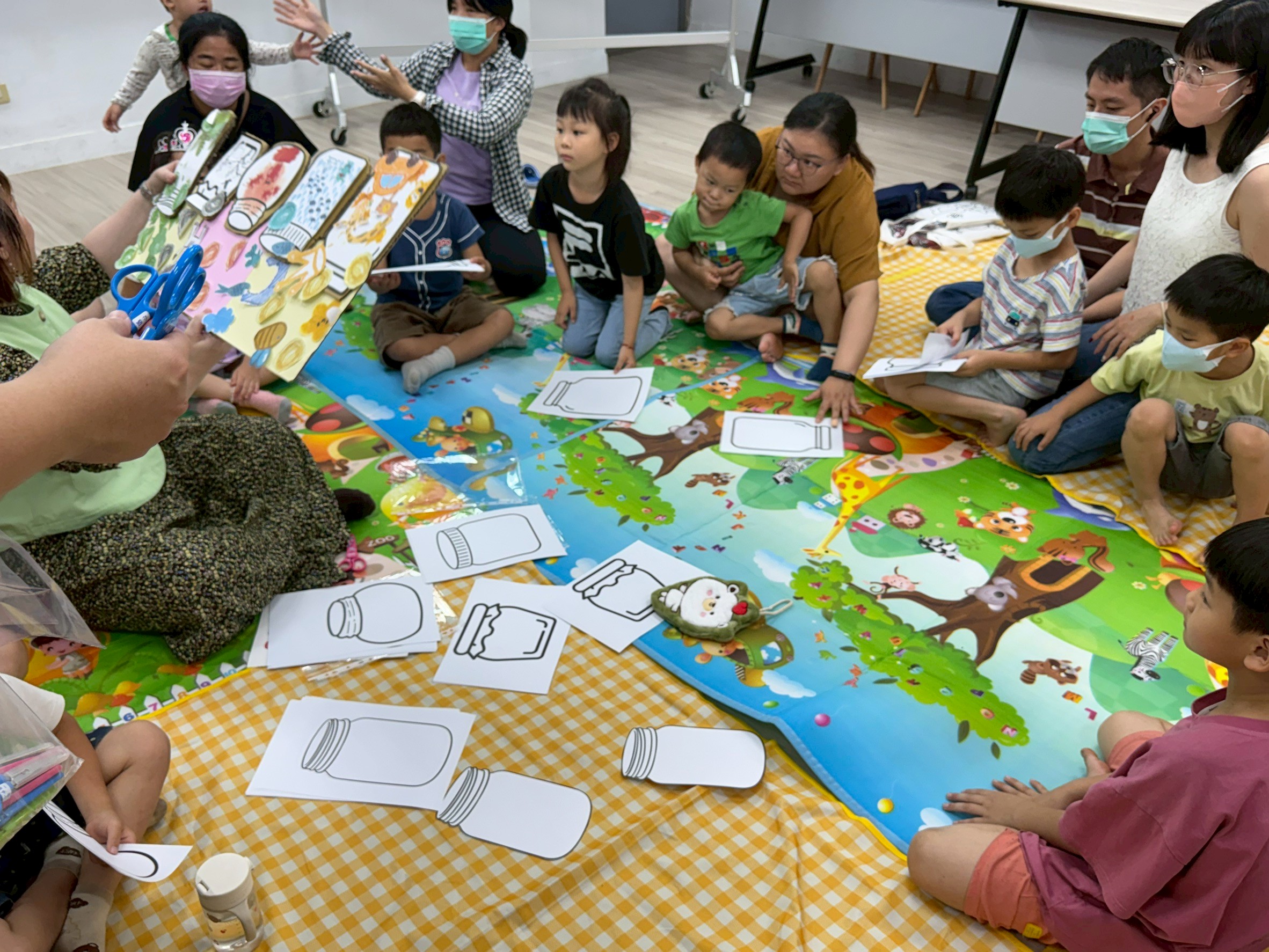 活動中透過「情緒罐子」，讓孩子運用圓點貼紙學習顏色辨識與情緒分類。