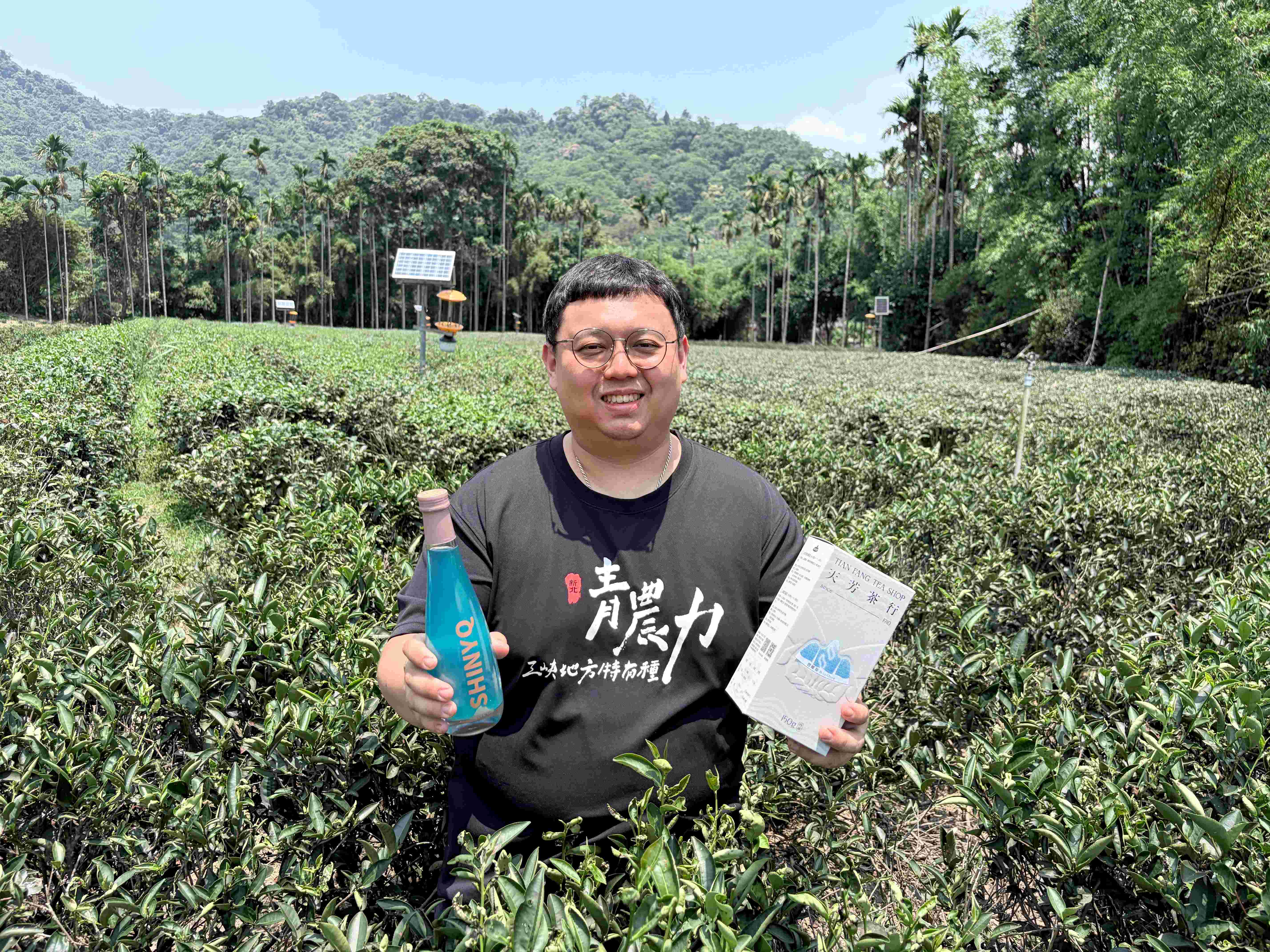 青農黃耀寬與樹林酒廠合作推出新品「碧螺春茶酒-星漩酒」