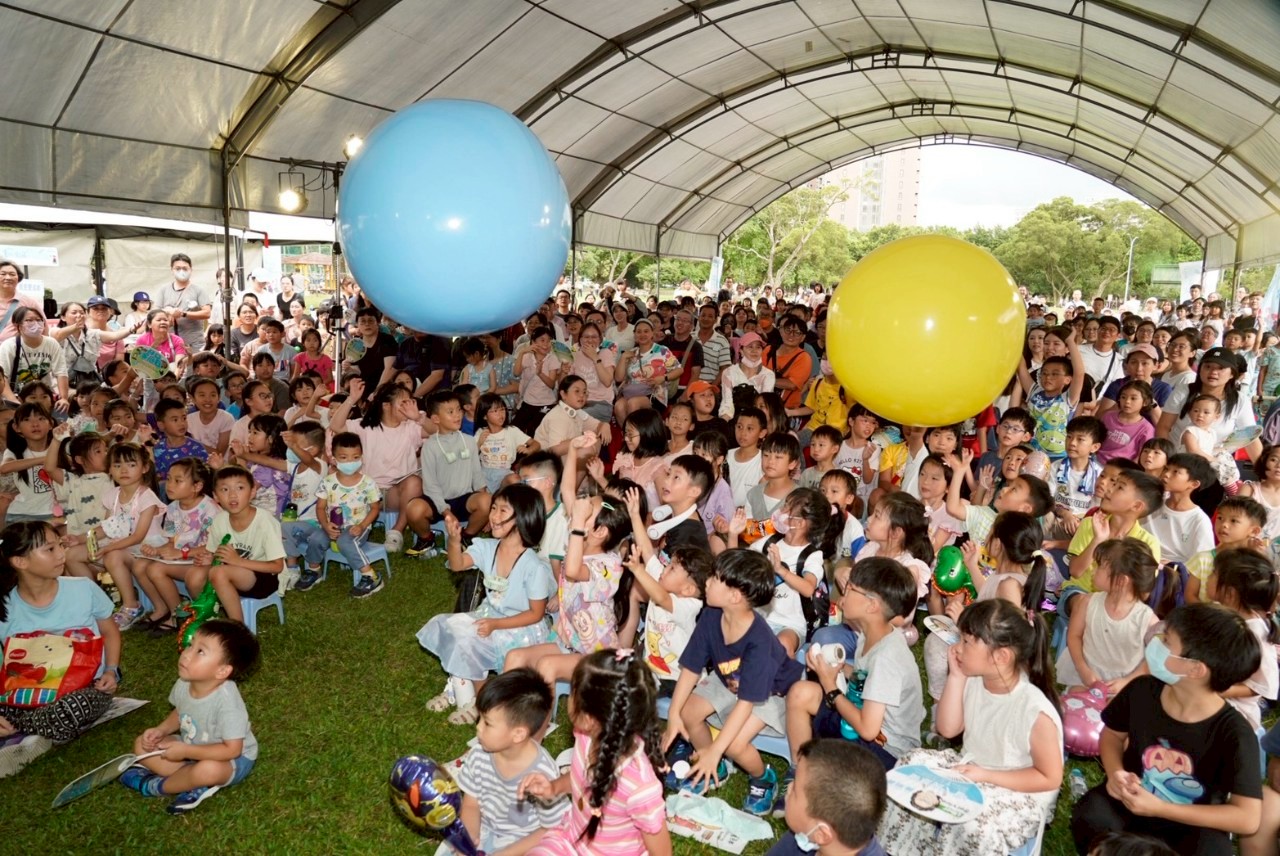01.去年(114)暑假「童心起飛-夏日劇場大冒險」兒童戲劇吸引逾5千位大小朋友熱烈參與。(114年資料照)