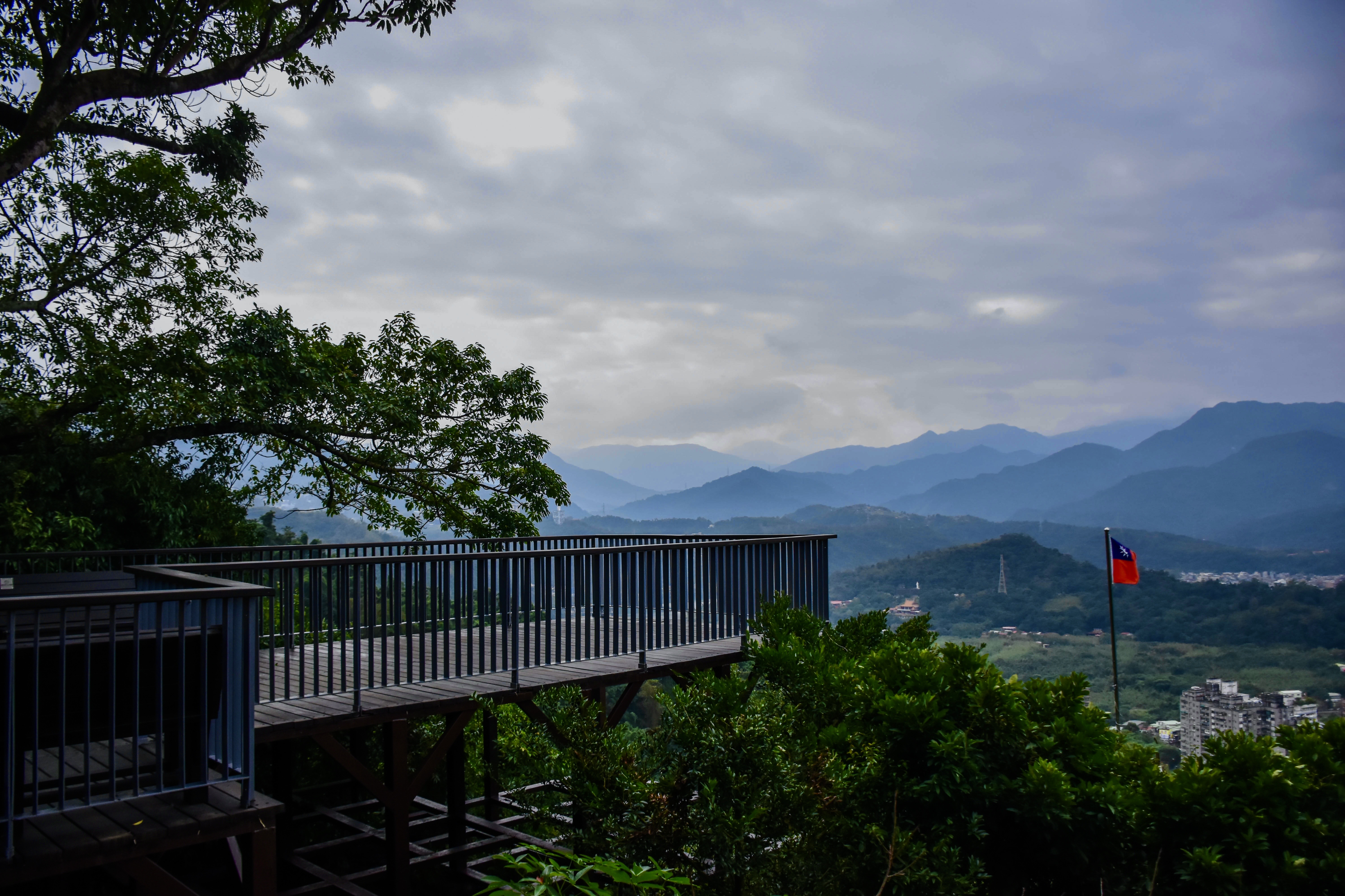  新店獅頭山步道：登高望遠的絕佳視角，與無邊翠綠山景的美麗相遇。