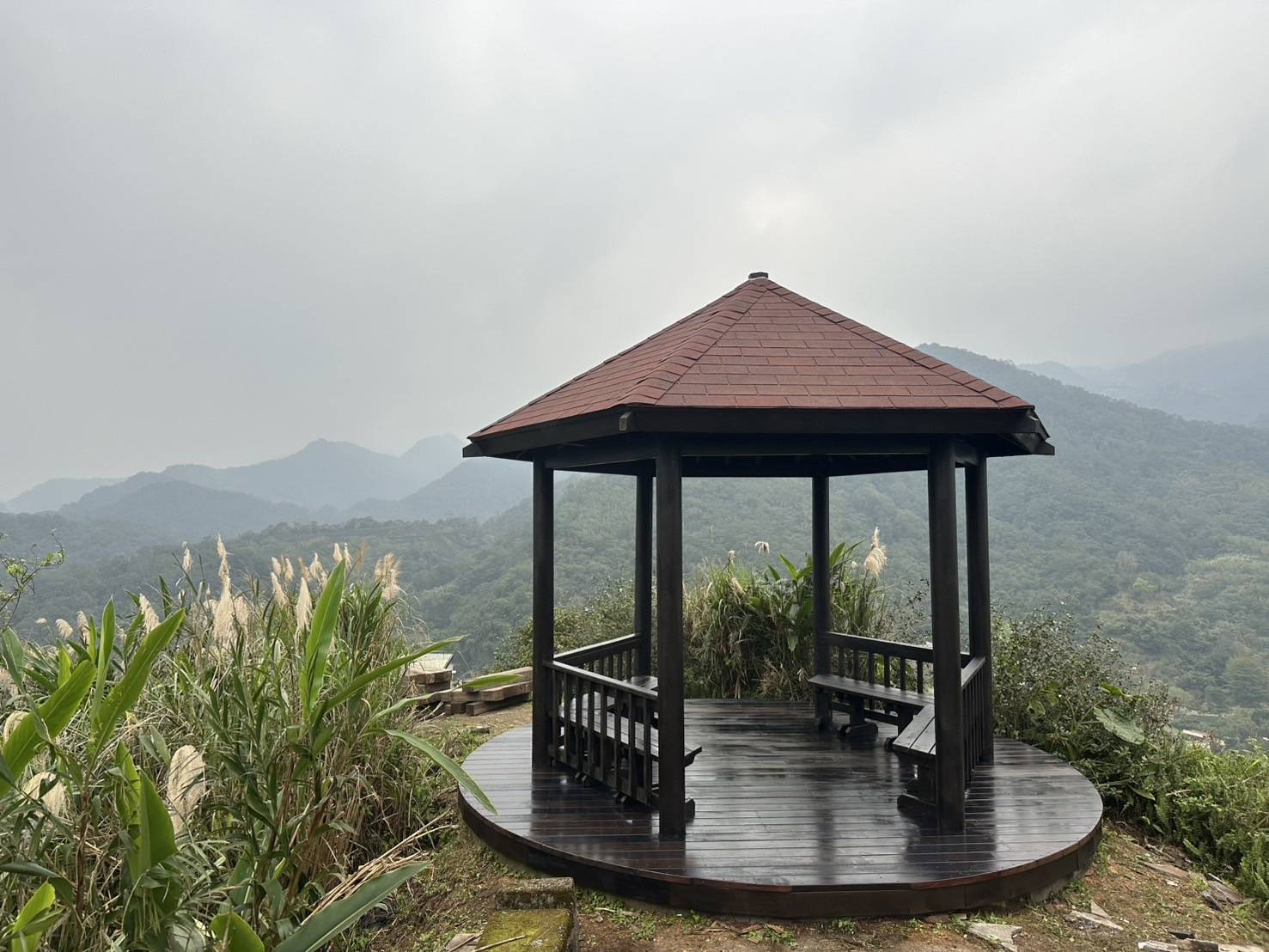  沿著坪林水柳腳步道登高，駐足於視野遼闊的觀景涼亭，可將坪林綿延起伏的茶鄉山景盡收眼底。