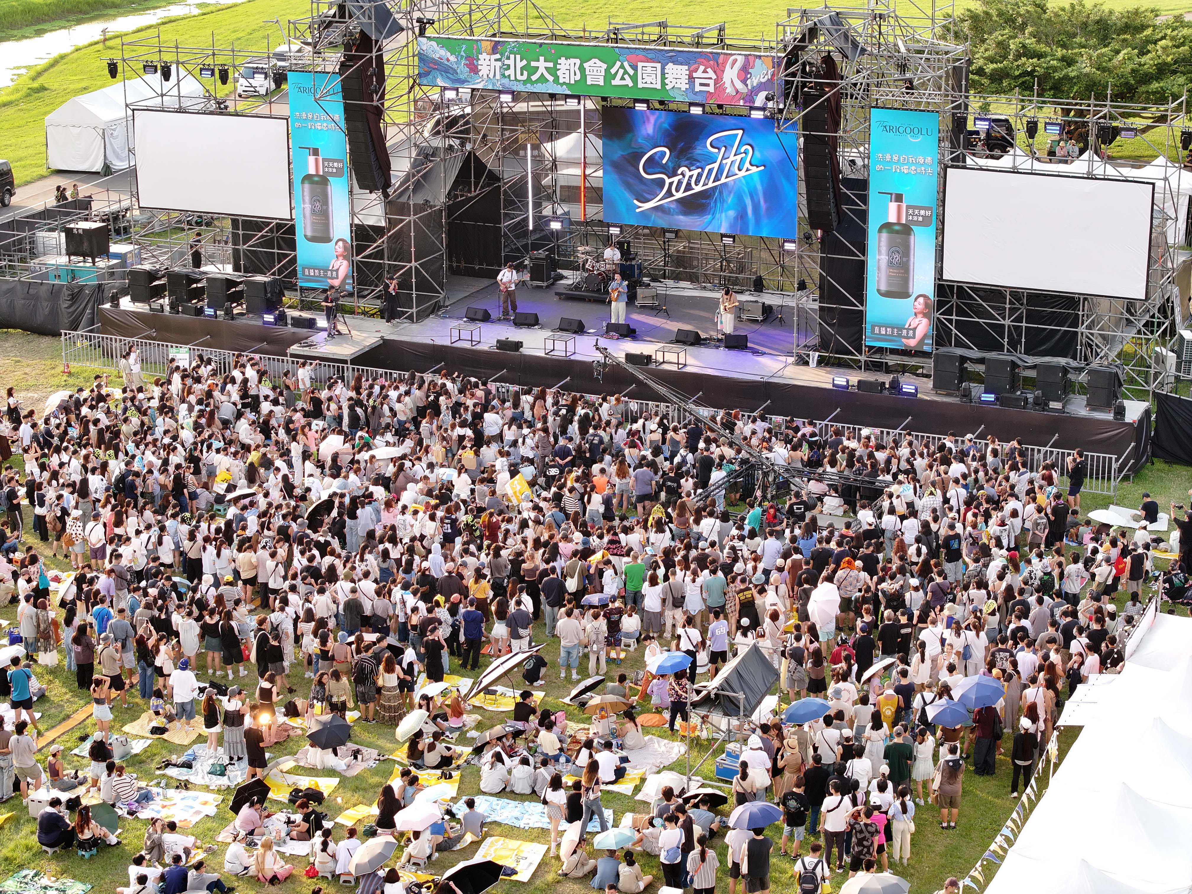 「2026板橋夏日嘉年華」帶來精彩的藝文表演和燈飾展示，活動現場還有體驗活動及趣味市集，歡迎大小朋友七月到板橋府中廣場感受滿滿異國風情。(圖為資料照)