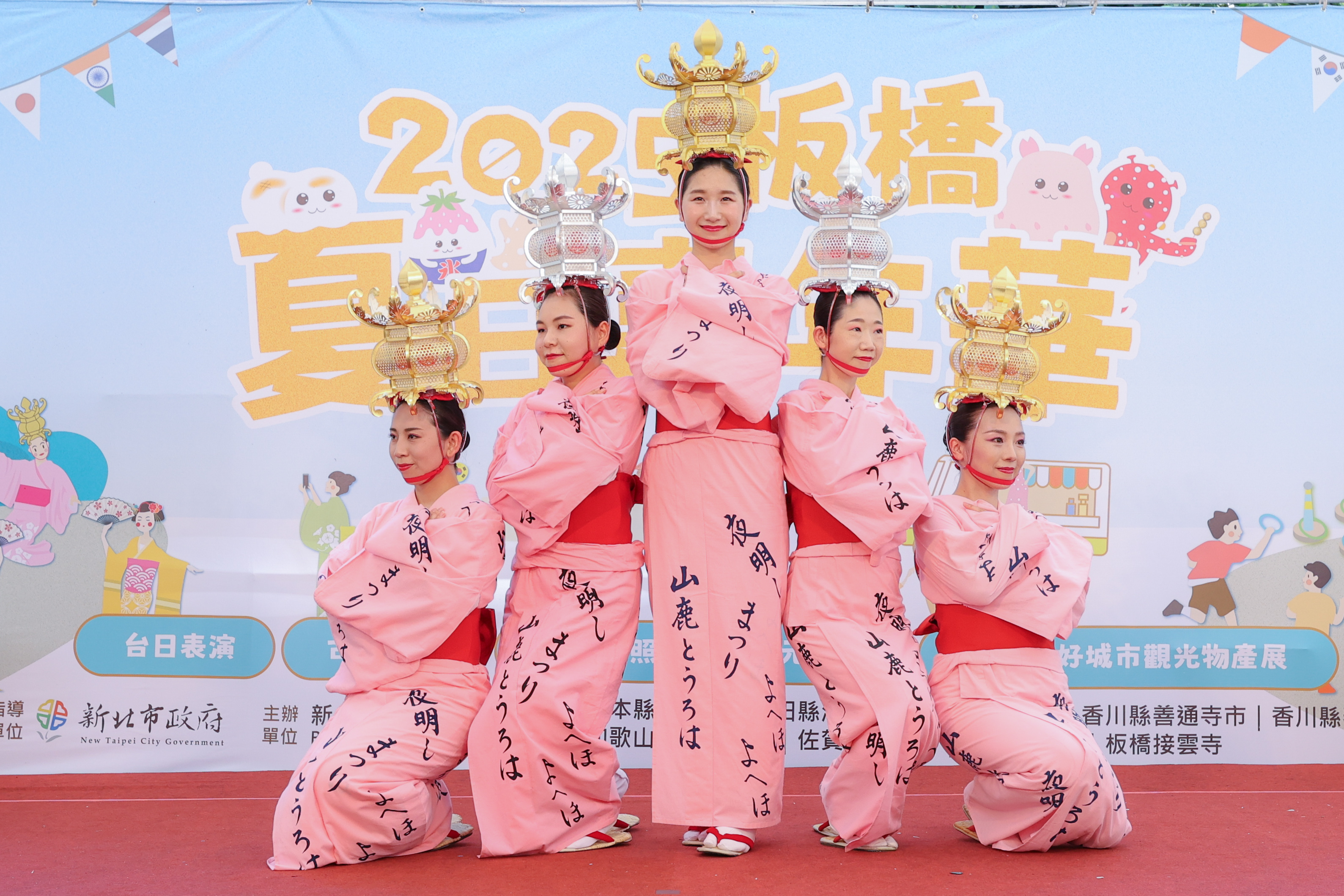 「2026板橋夏日嘉年華」帶來精彩的藝文表演和燈飾展示，活動現場還有體驗活動及趣味市集，歡迎大小朋友七月到板橋府中廣場感受滿滿異國風情。(圖為資料照)