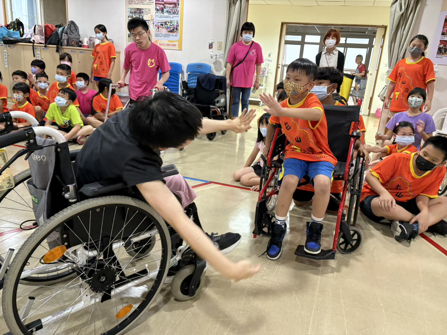  屯山國小同學與院生小瑄拍手完成接力賽
