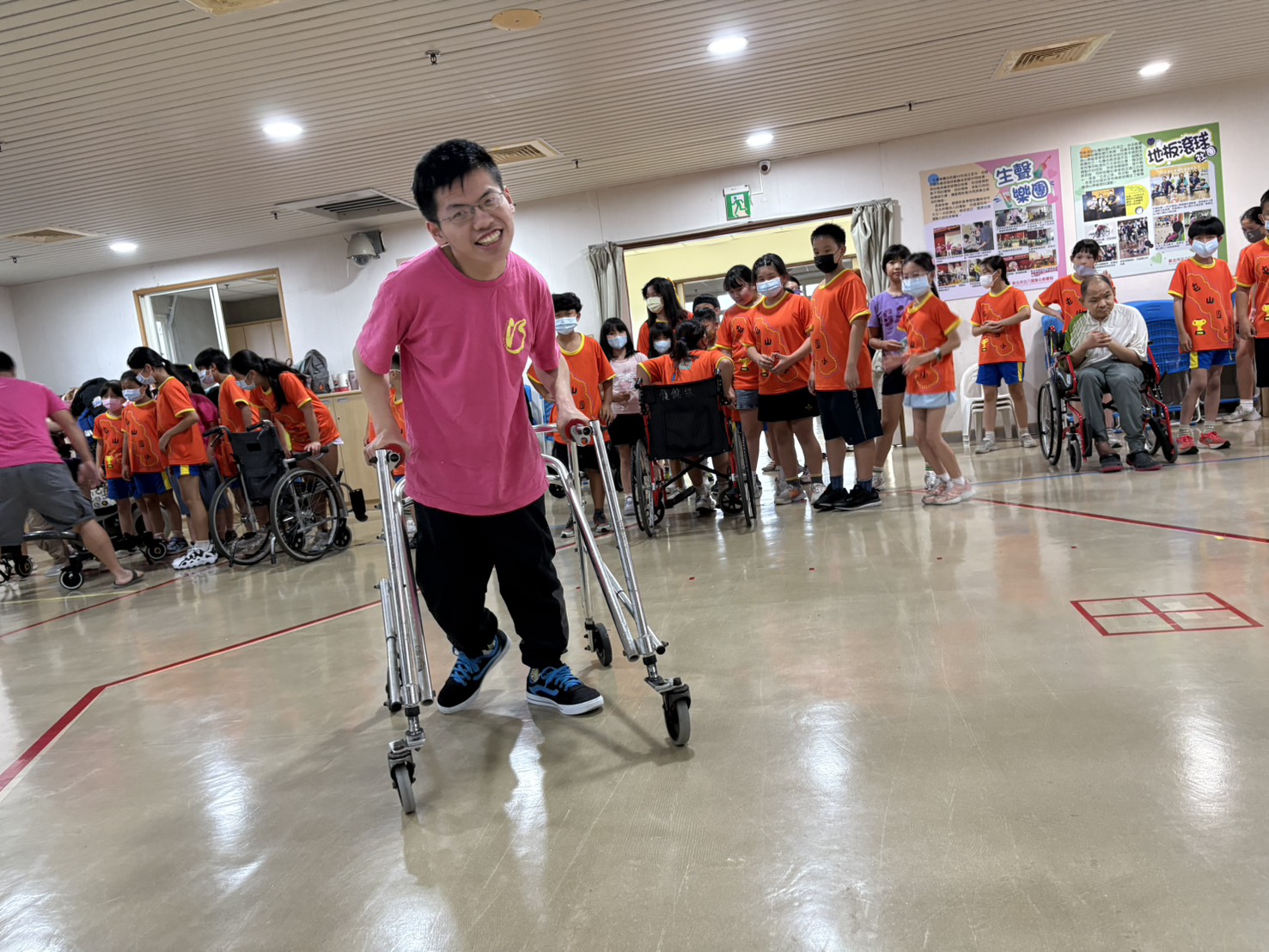 院生阿德操作助行器開心進行輪椅接力賽