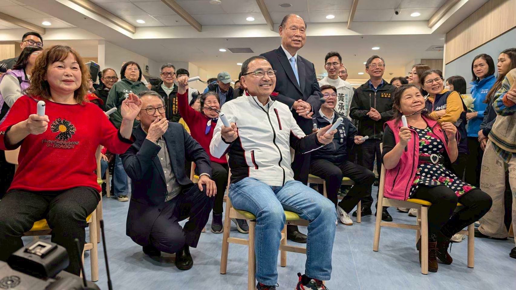 日間照顧中心引進智慧科技，提供健康照顧、安全服務、派車服務、即時監測與認知互動等五大照護功能，用智能加值守護長者，同時減輕一線照護人員的負擔