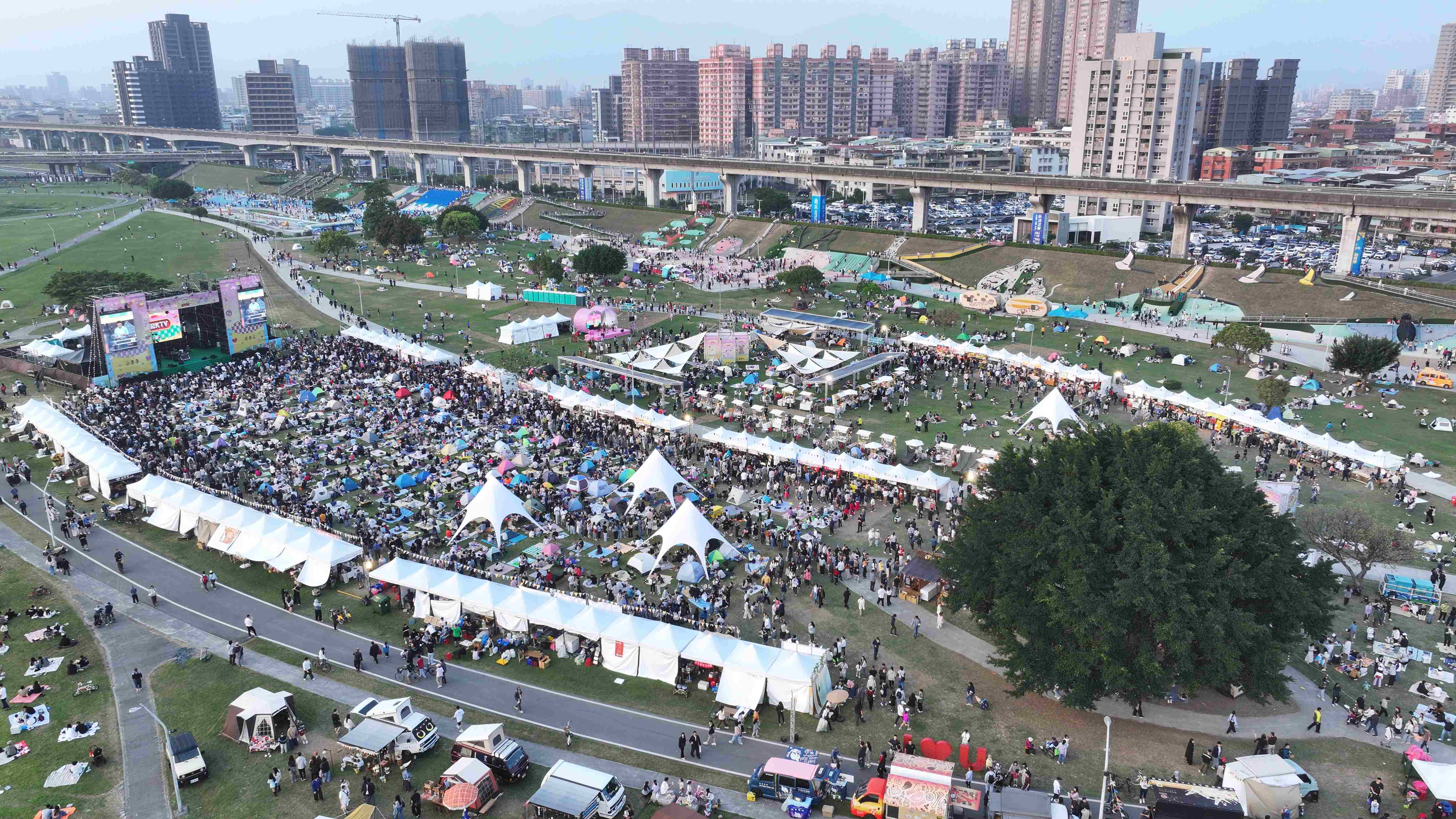  春紛節在新北大都會公園舉辦，邀請民眾到河濱野餐