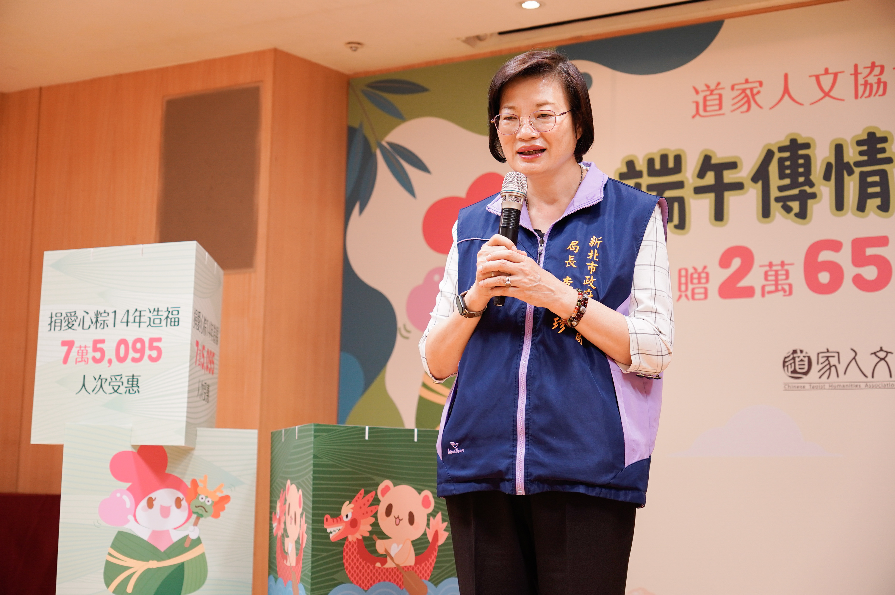社會局長李美珍致詞表達感謝之意，此次捐贈來自石門農會的肉粽，將由中心社工配發給服務的家戶。
