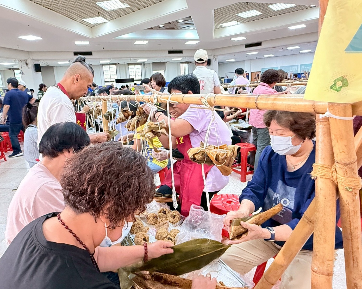 4.里長、志工認真包粽，齊心協力完成一串串充滿祝福的粽子