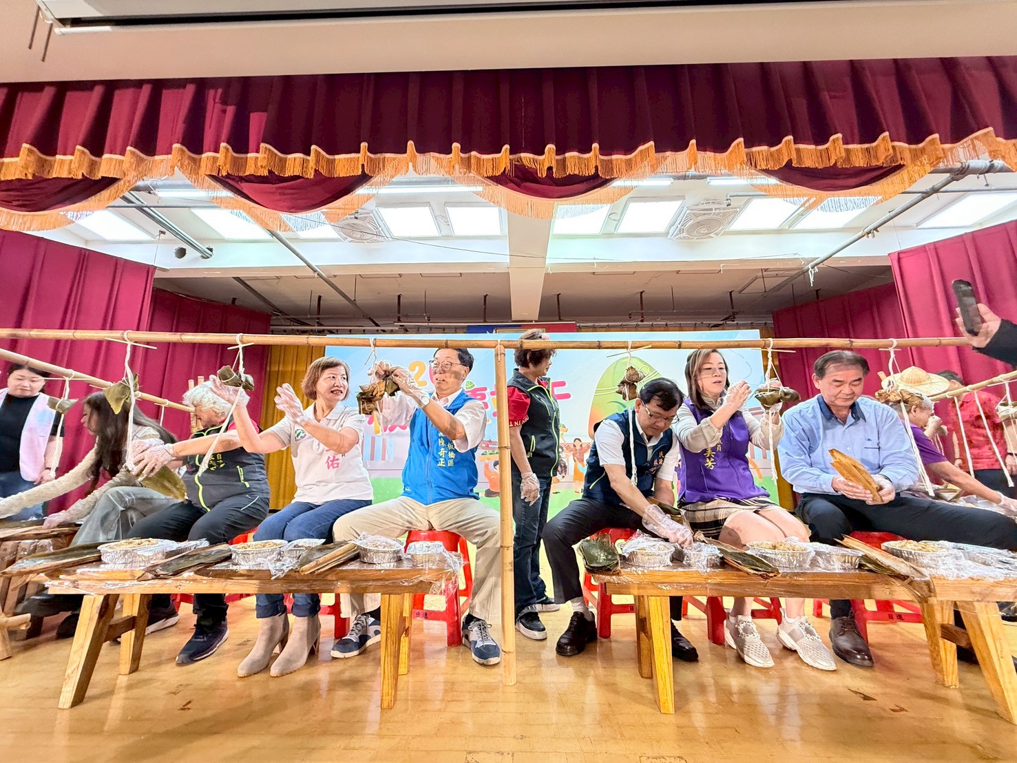 5.貴賓體驗包粽，與現場民眾一同分享佳節喜悅